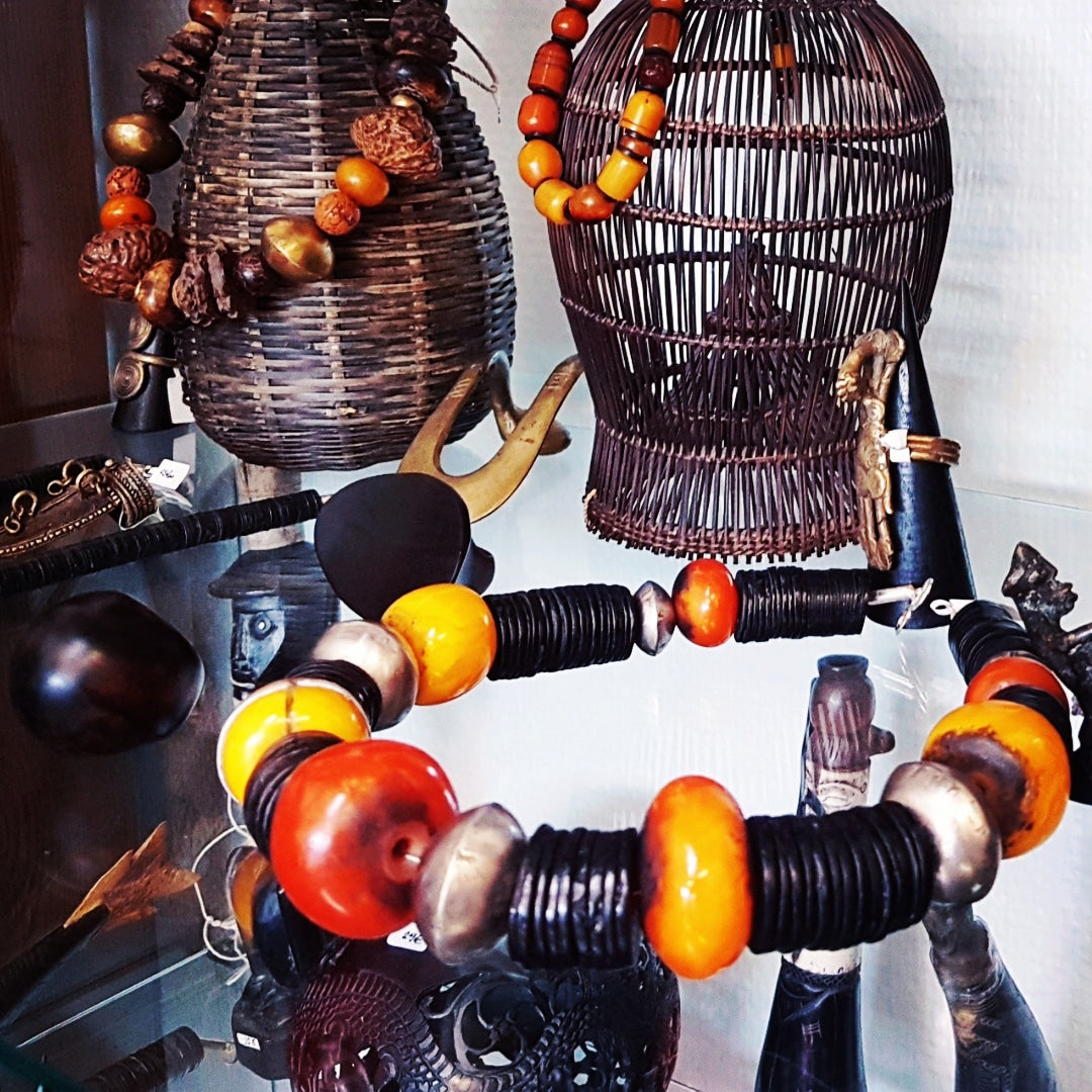 ambra Schmuck Atelier in Leverkusen Opladen Silberschmuck Kunsthandwerk Designschmuck der Designerin Barbara Schulik ausfürliche Beratung und Geschenkgutscheine Etnoschmuck Silberringe ausgefallene Halsketten für Frauen und Männer Perlenketten Glasperlenschmuck Statmentketten moderner Finelineschmuck Schmuckgroßhande B2B Großhandel handgefertigt in Deutschland www.ambra-schmuck.de