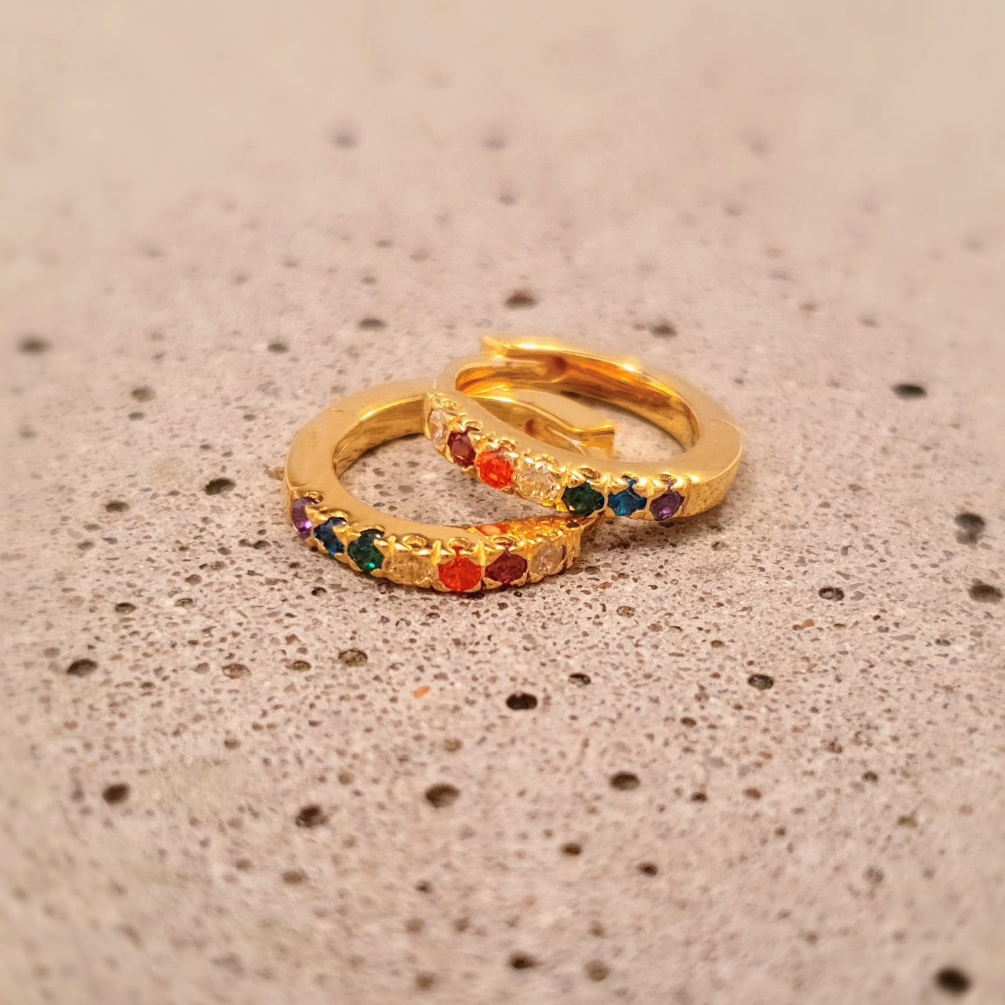 Creolen aus vergoldetem 925er Sterlingsilber mit facettierten bunten Zirkonia-Steinen. Ohrhänger│Creolen | Vergoldetes Silber | Zirkonia