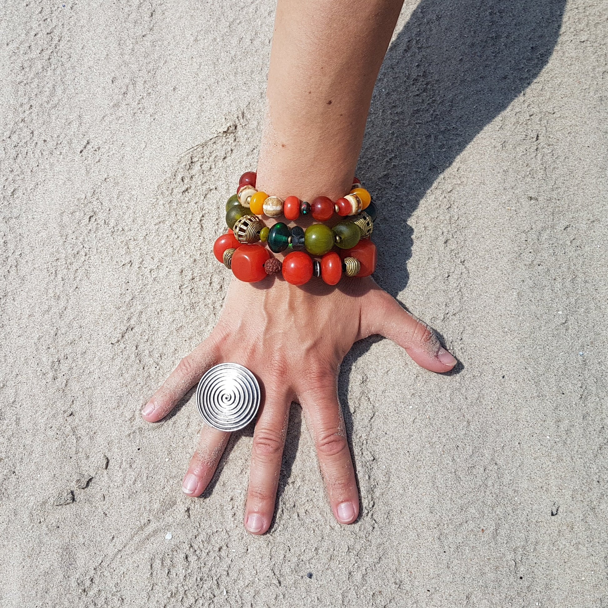 Handgefertigtes Armband, ein Mix aus vielfältigen Beinerlen aus nepalesischen Gebets-Malas, gelben und braunen Harzperlen aus Indonesien und indischen Bronzeperlen auf Gummiband