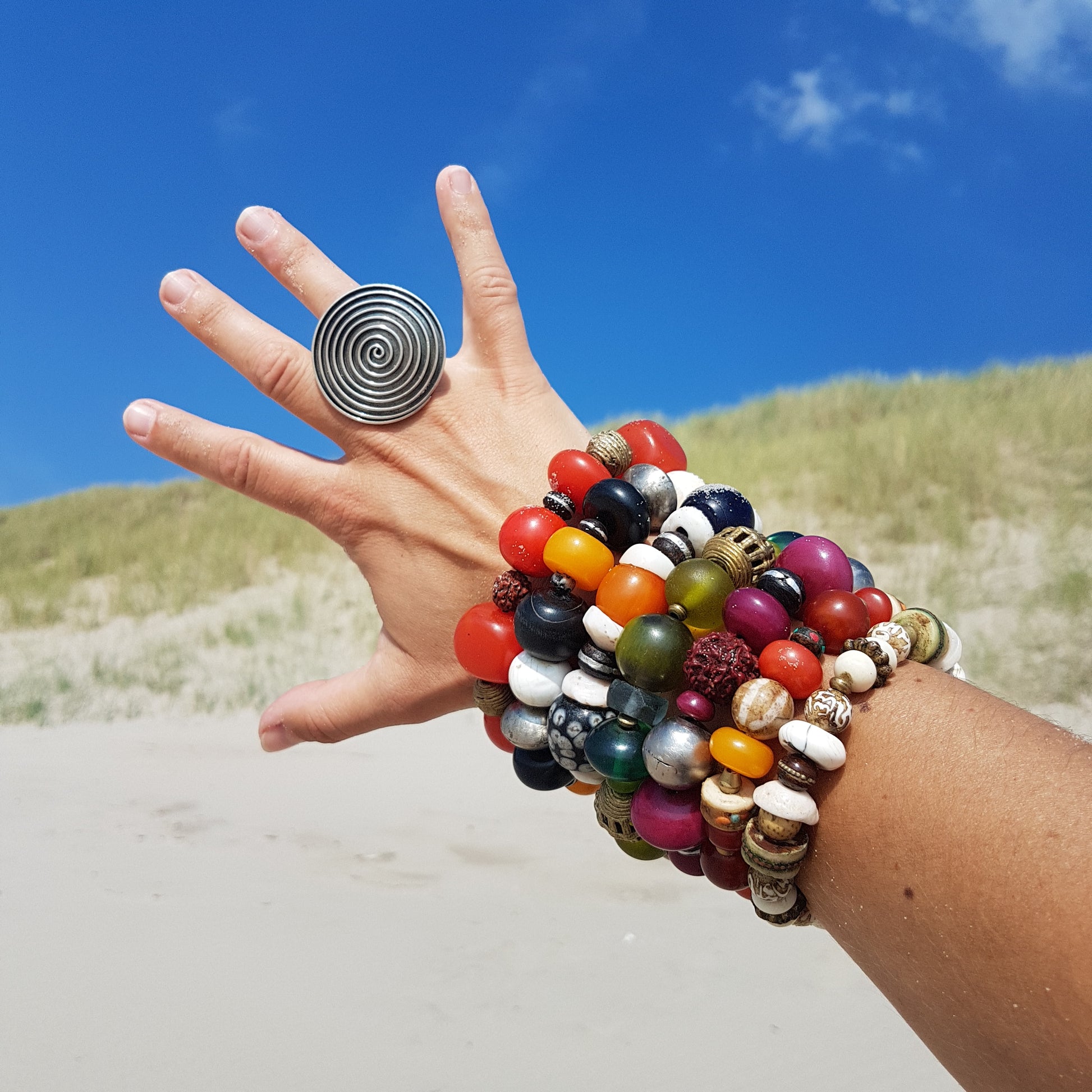 Handgefertigtes Armband, ein Mix aus vielfältigen Beinerlen aus nepalesischen Gebets-Malas, gelben und braunen Harzperlen aus Indonesien und indischen Bronzeperlen auf Gummiband