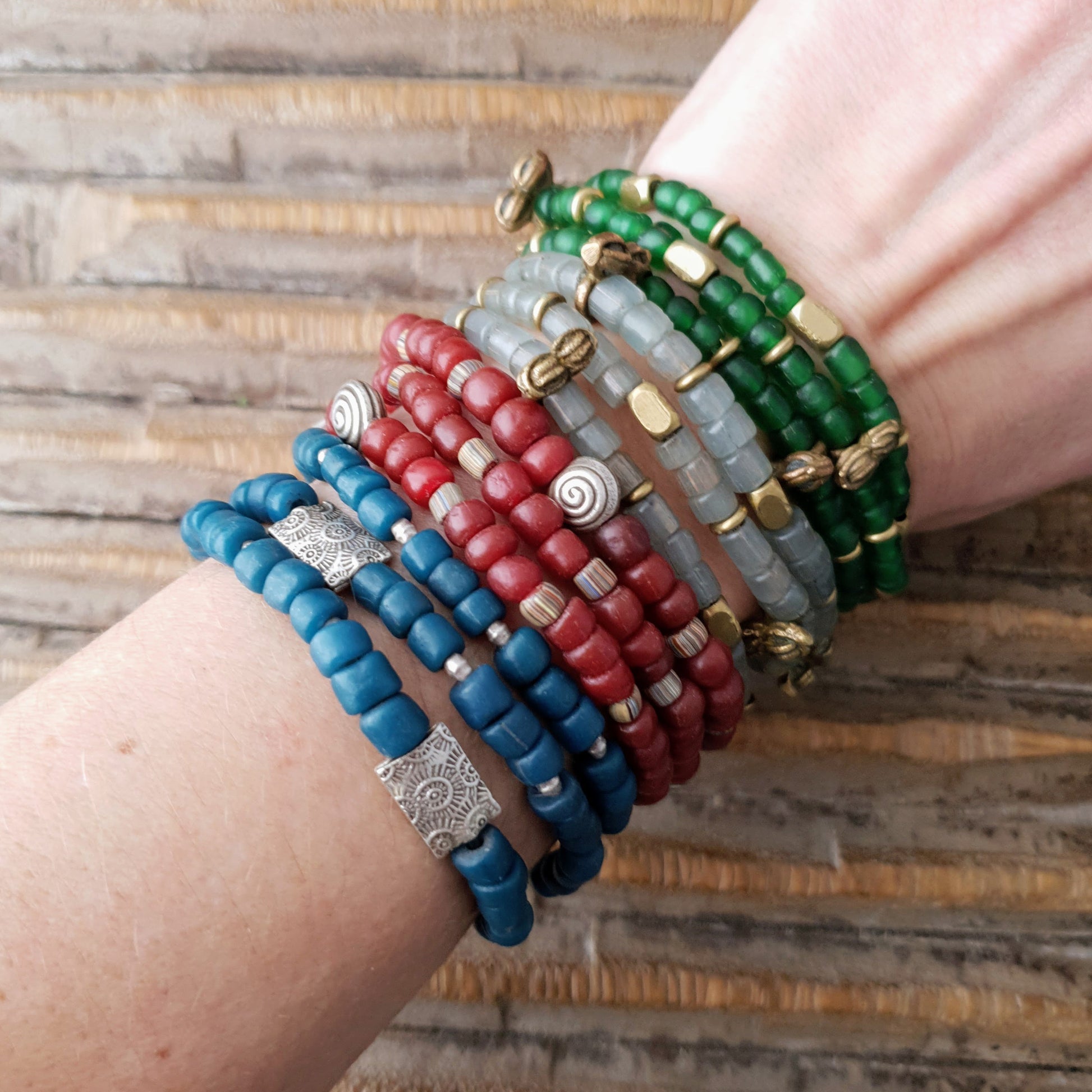 Handgearbeitete Kette/ dreireihiges Armband mit petrolfabenen Glasperlen von der Insel Java und gehämmerten burmesischen Silberperlen auf Gummiband