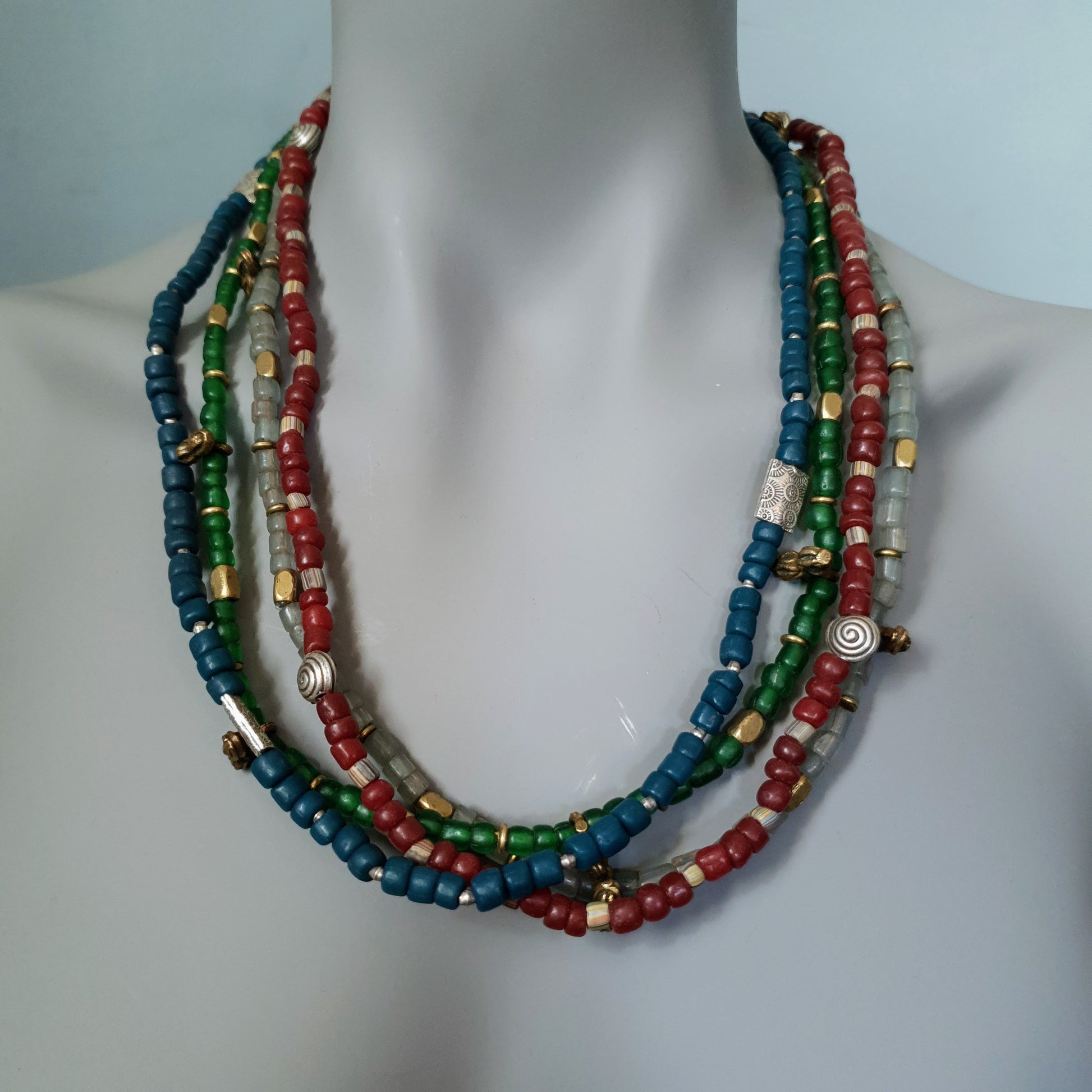 Handgearbeitete Kette/ dreireihiges Armband mit petrolfabenen Glasperlen von der Insel Java und gehämmerten burmesischen Silberperlen auf Gummiband