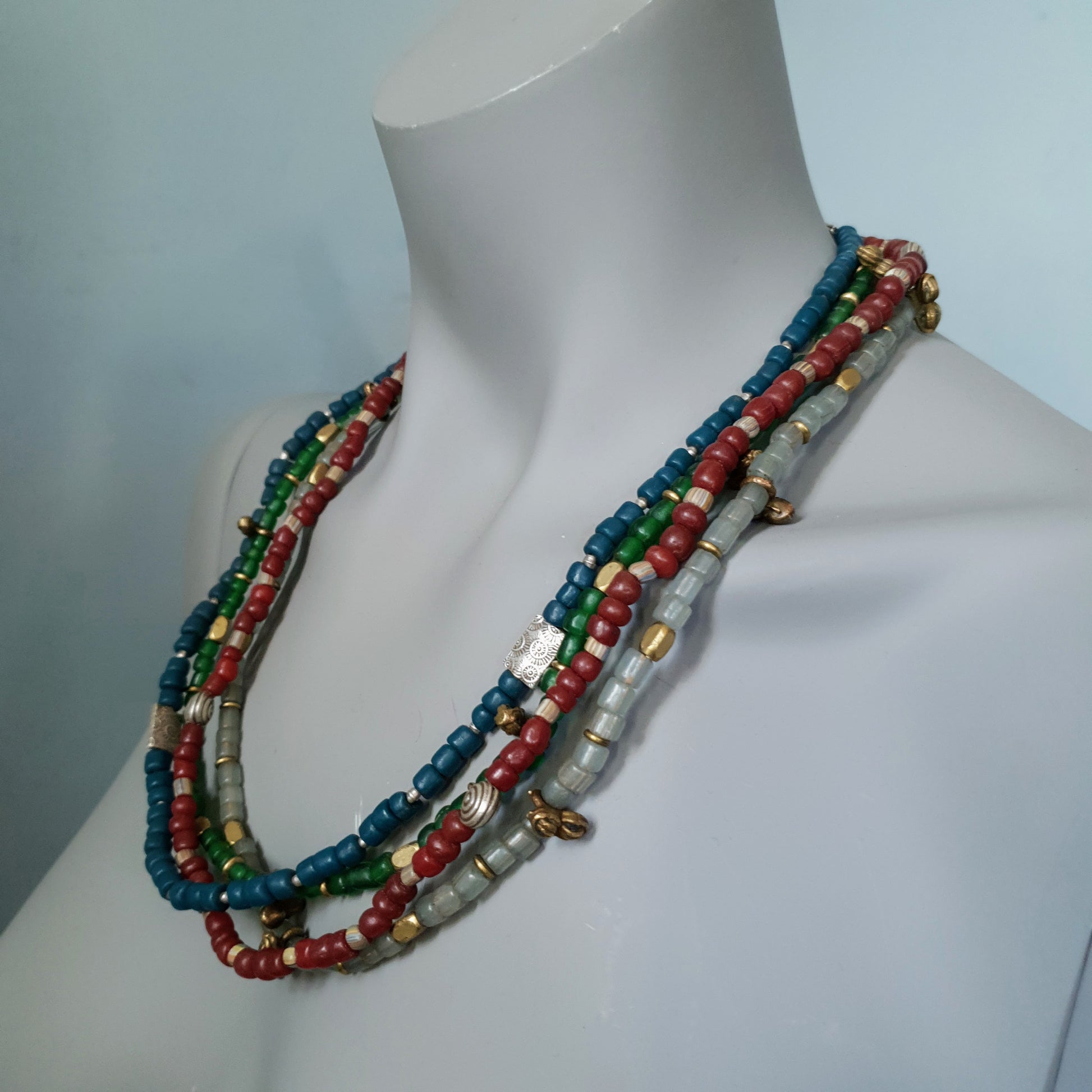 Handgearbeitete Kette/ dreireihiges Armband mit petrolfabenen Glasperlen von der Insel Java und gehämmerten burmesischen Silberperlen auf Gummiband