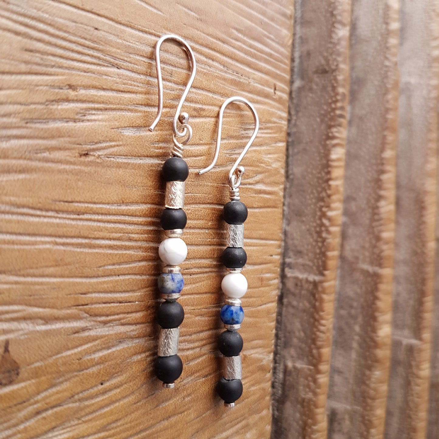 Handgefertigte Ohrhänger mit Onyx-Steinen, Lapislazuli-Steinen, Howlith-Steinen und mattierten Silberperlen am Silberhaken