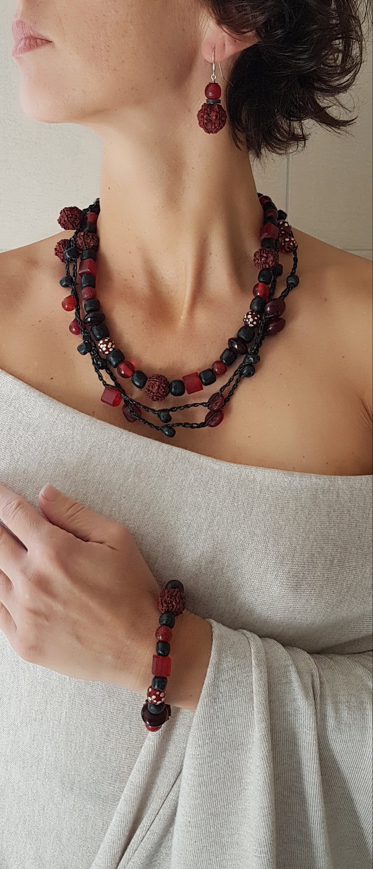 Lange handgehäkelte Kette mit Rudraksha-Samen aus nepalesischen Gebets-Malas, schwarzen indonesischen Wickelglasperlen, Harzperlen in Rottönen und roten Glasperlen von der Insel Java auf Baumwolle