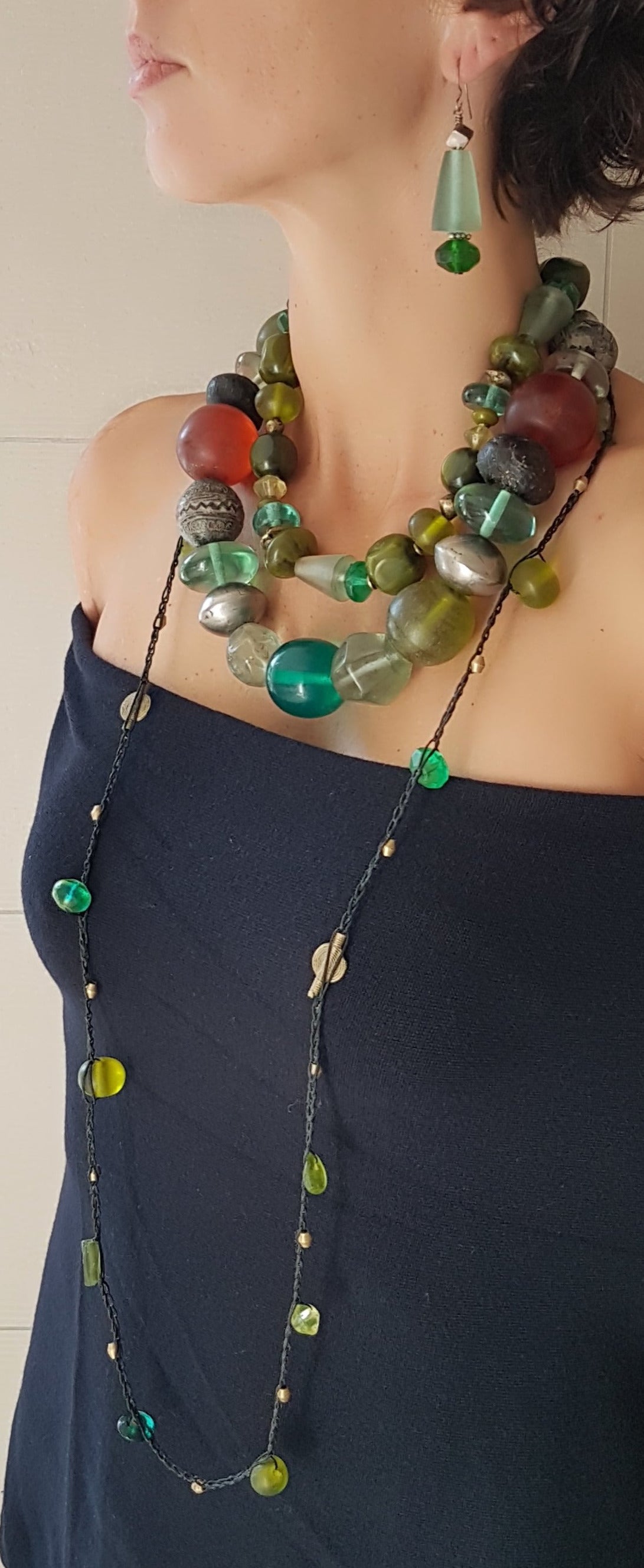 Lange handgehäkelte Kette, ein Mix aus grünen und olivefarbenen Perlen aus Glas und Harz mit Bronzeperlen auf Baumwolle