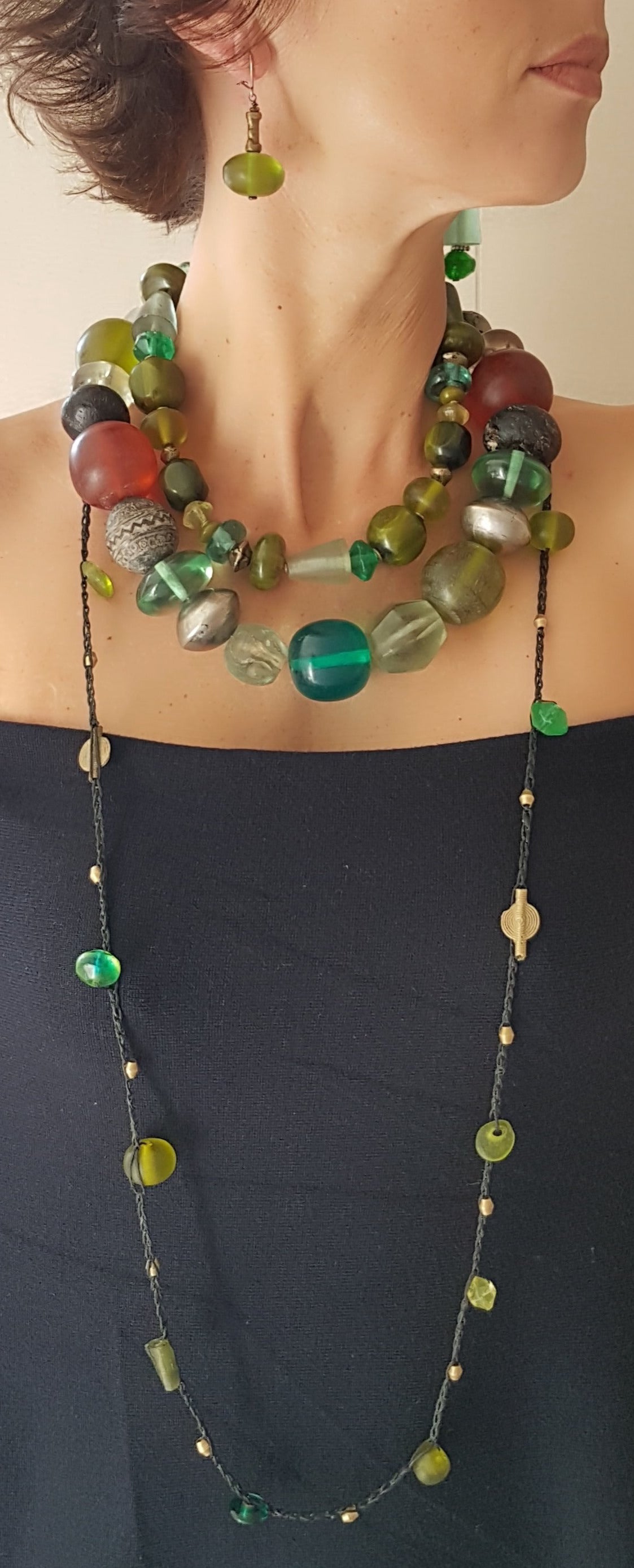 Handgearbeitete Kette mit Glas- und Harzperlen in Grüntönen aus Indonesien, afrikanischen Spinnwirtel-Perlen aus Ton und hohlen Metallperlen der Tuareg mit Silberverschluss