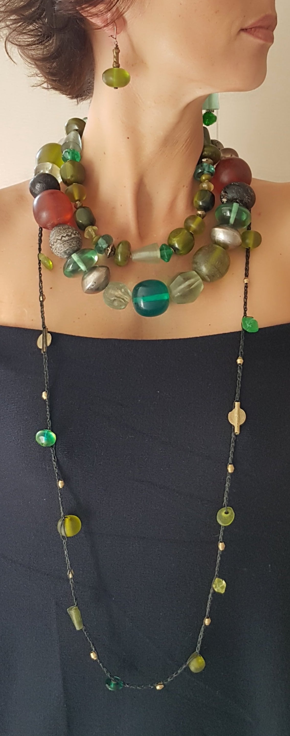 Lange handgehäkelte Kette, ein Mix aus grünen und olivefarbenen Perlen aus Glas und Harz mit Bronzeperlen auf Baumwolle