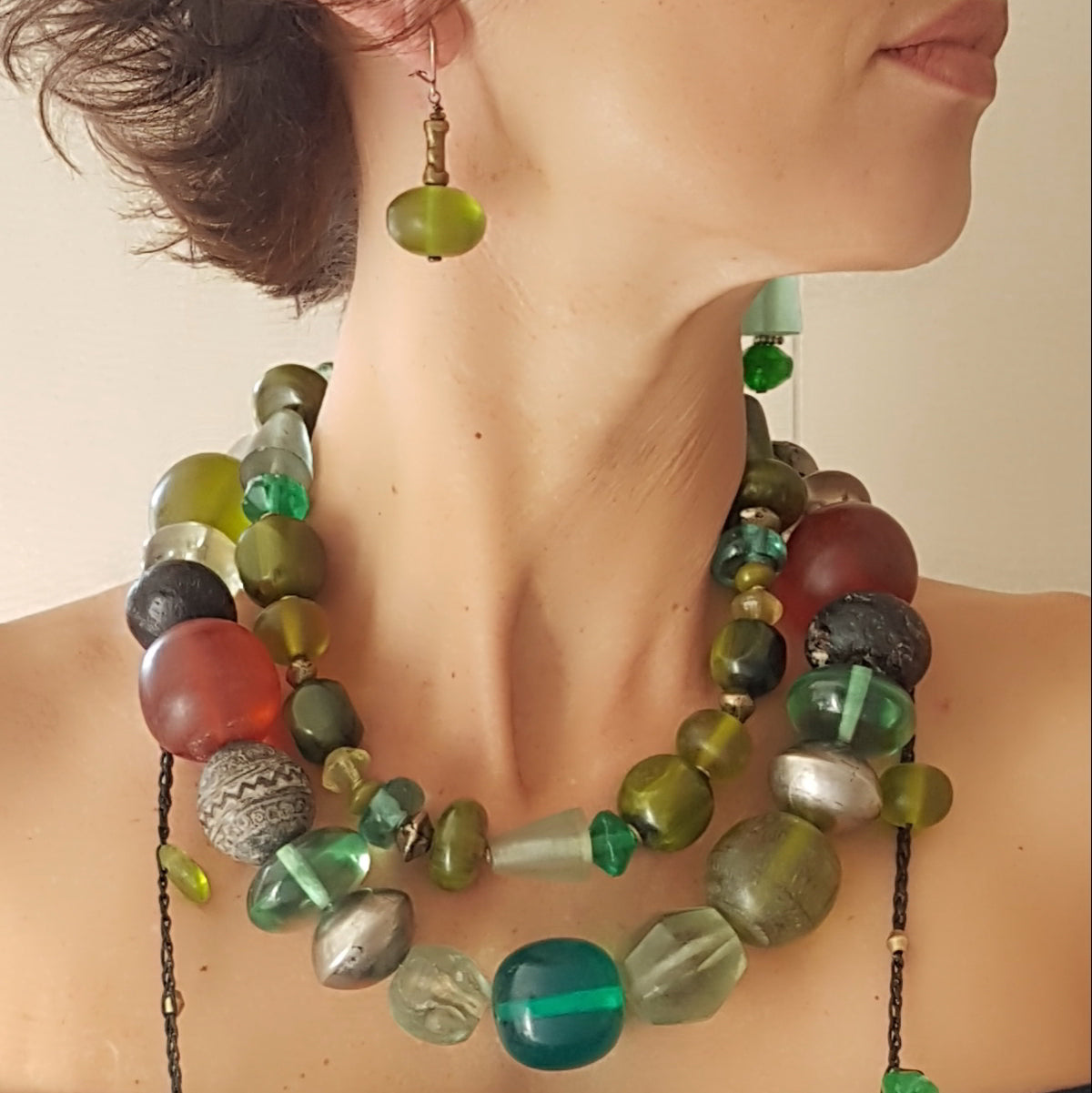 Handgearbeitete Kette mit Glas- und Harzperlen in Grüntönen aus Indonesien, afrikanischen Spinnwirtel-Perlen aus Ton und hohlen Metallperlen der Tuareg mit Silberverschluss