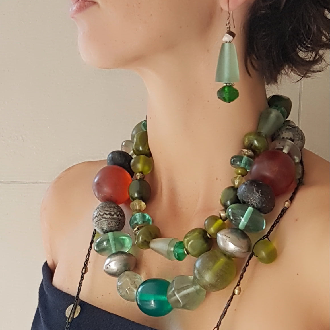 Handgearbeitete Kette mit Glas- und Harzperlen in Grüntönen aus Indonesien, afrikanischen Spinnwirtel-Perlen aus Ton und hohlen Metallperlen der Tuareg mit Silberverschluss