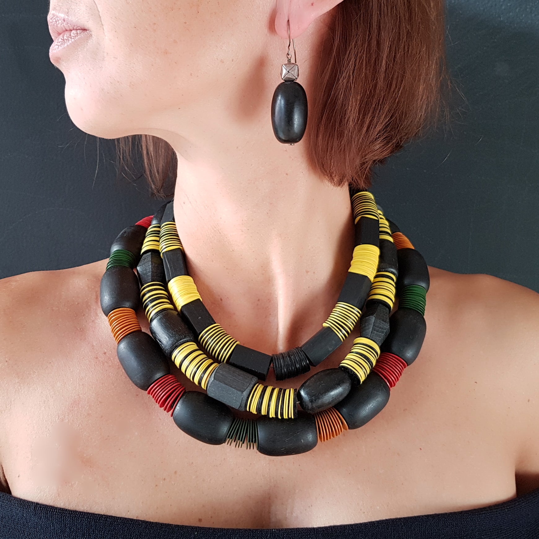 Handgearbeitete Kette mit schwarzen Harzperlen aus Indonesien und afrikanischen Bakelitscheiben in schwarz und gelb mit Silberverschluss