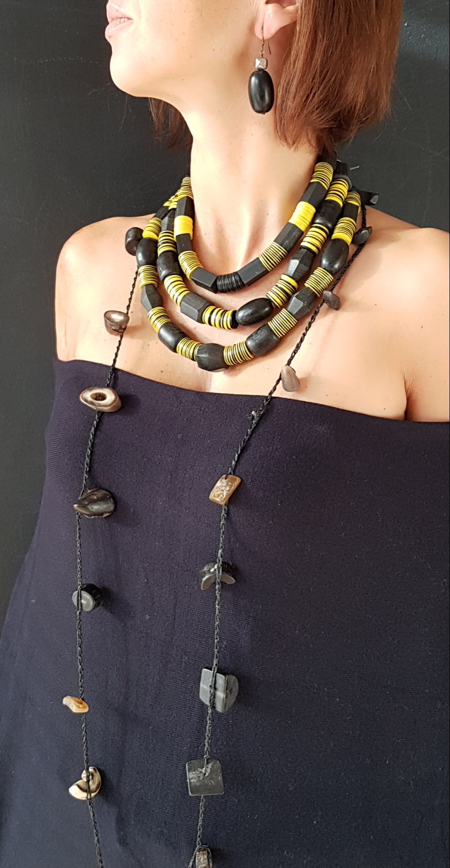 Handgearbeitete Kette mit schwarzen Harzperlen aus Indonesien und afrikanischen Bakelitscheiben in schwarz und gelb mit Silberverschluss