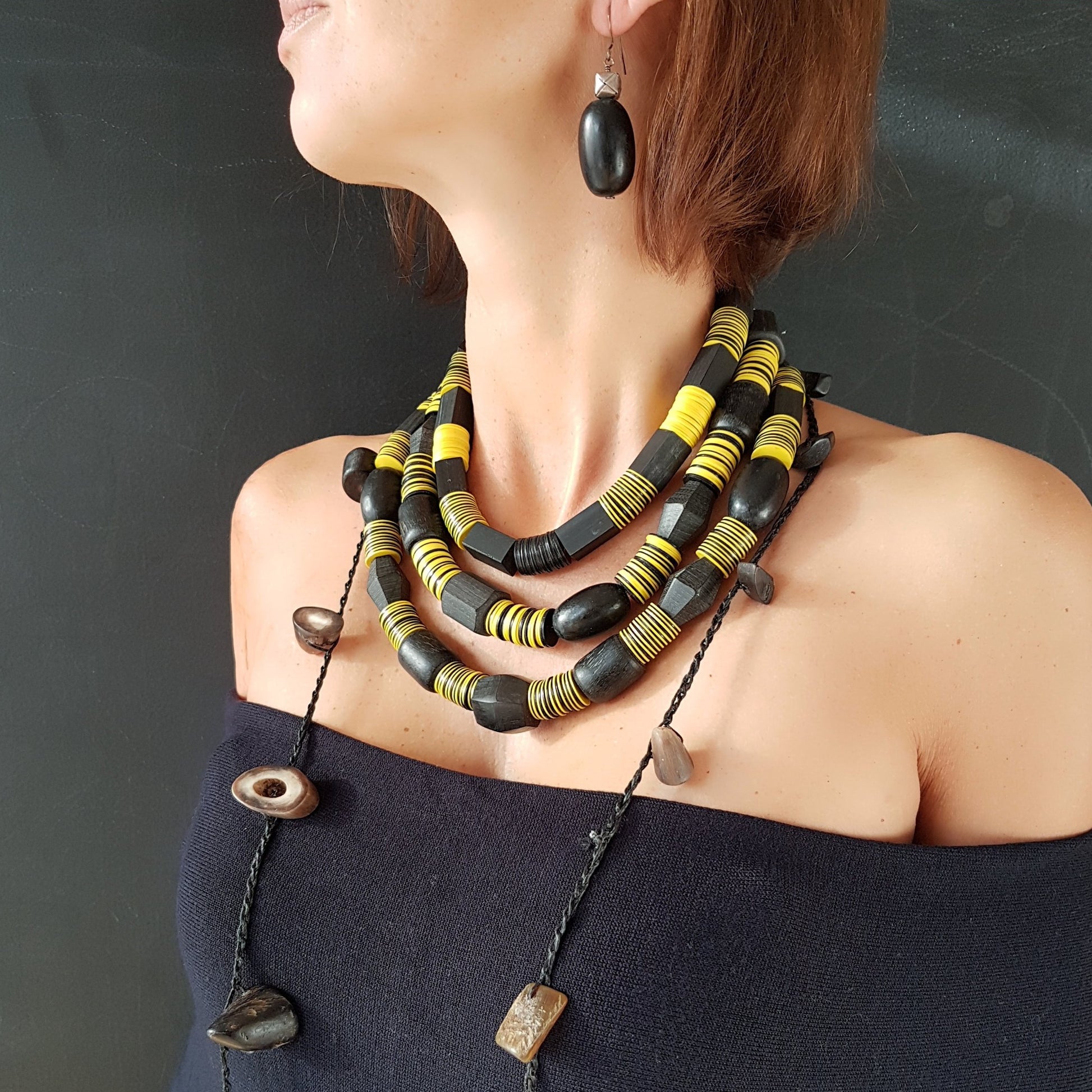 Handgearbeitete Kette mit schwarzen Harzperlen aus Indonesien und afrikanischen Bakelitscheiben in schwarz und gelb mit Silberverschluss