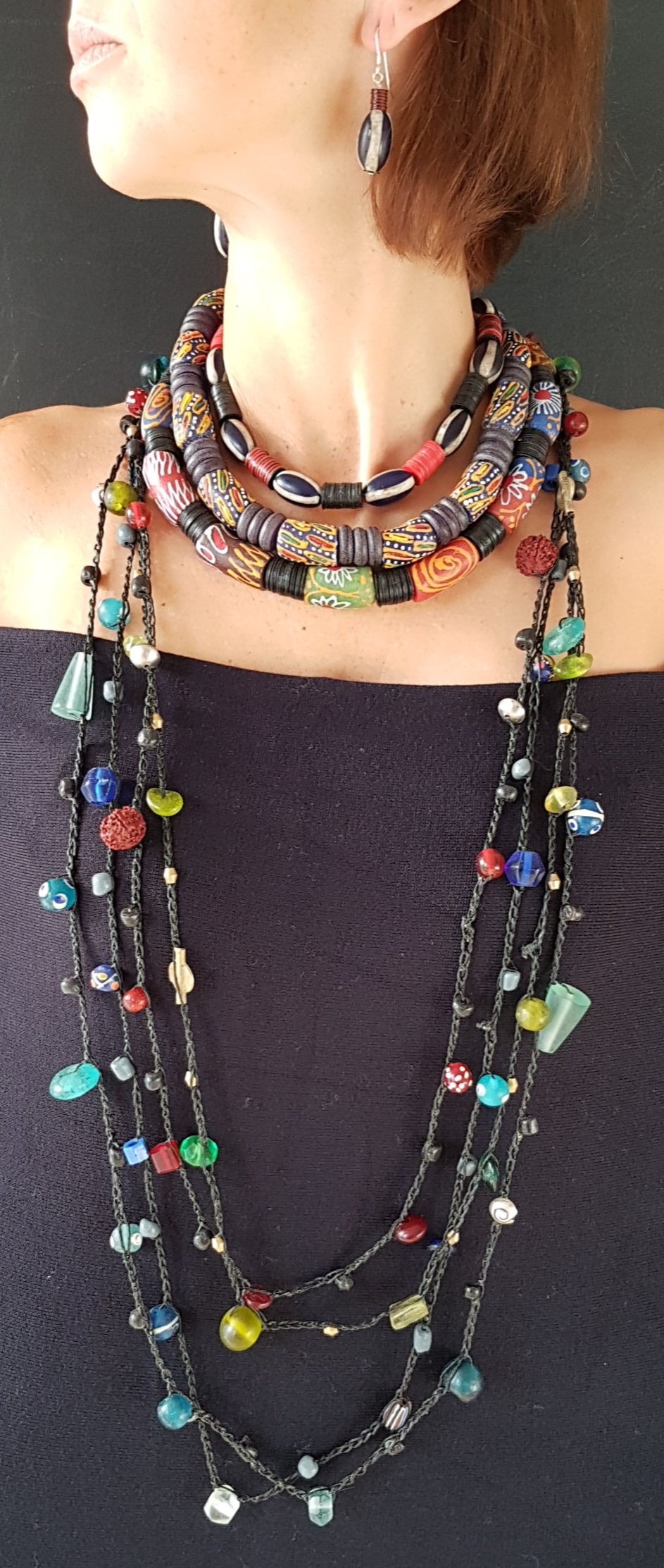 Lange handgehäkelte Kette, ein Mix aus afrikanischen und indonesischen Glasperlen in Aquamarintönen, Harzperlen und Silberschnecken aus Burma auf Baumwolle