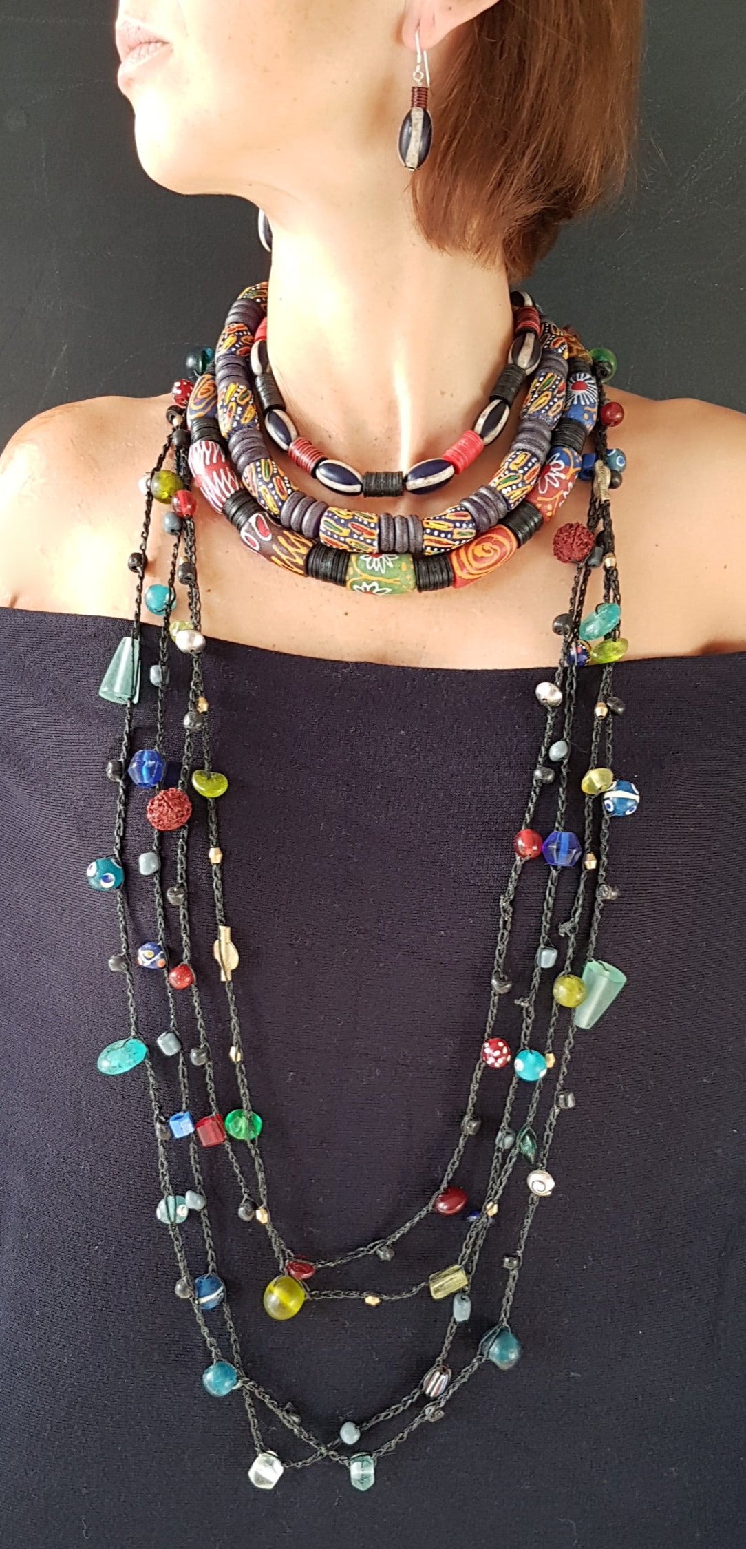 Lange handgehäkelte Kette, ein Mix aus grünen und olivefarbenen Perlen aus Glas und Harz mit Bronzeperlen auf Baumwolle