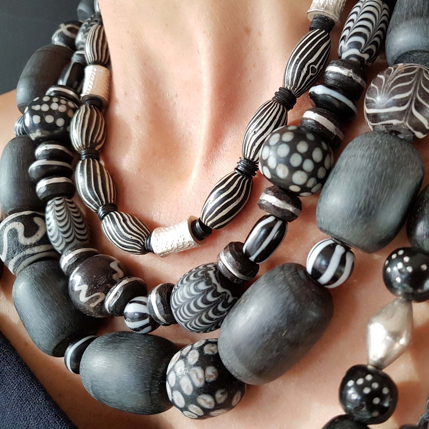 Handgearbeitete Kette mit schwarzweißen Glasperlen von der Insel Java und schwarzen Harzperlen aus Indonesien mit Silberverschluss