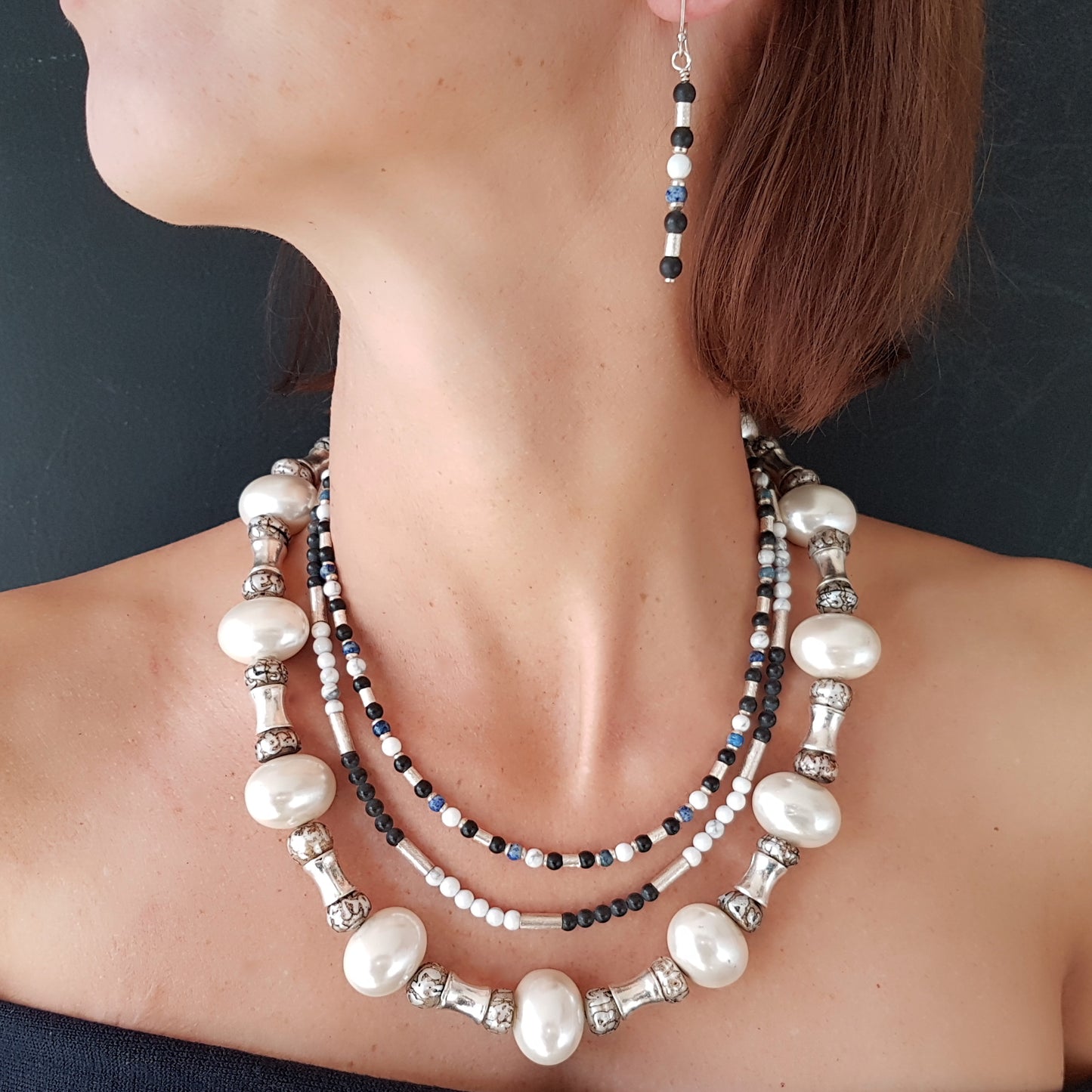 Handgefertigte Ohrhänger mit Onyx-Steinen, Lapislazuli-Steinen, Howlith-Steinen und mattierten Silberperlen am Silberhaken