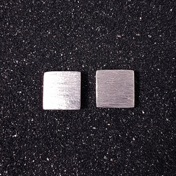 Quadratische Ohrstecker aus mattiertem Sterlingsilber. Durchmesser: 13 mm