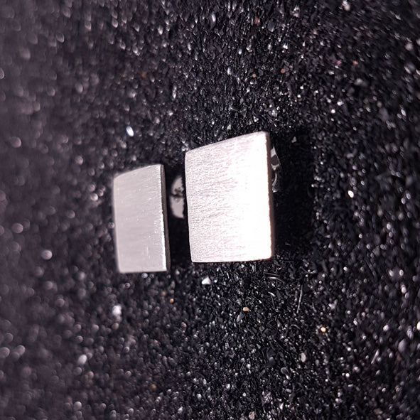 Quadratische Ohrstecker aus mattiertem Sterlingsilber. Durchmesser: 13 mm