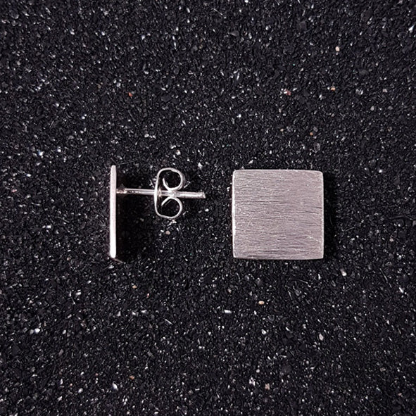 Quadratische Ohrstecker aus mattiertem Sterlingsilber. Durchmesser: 13 mm