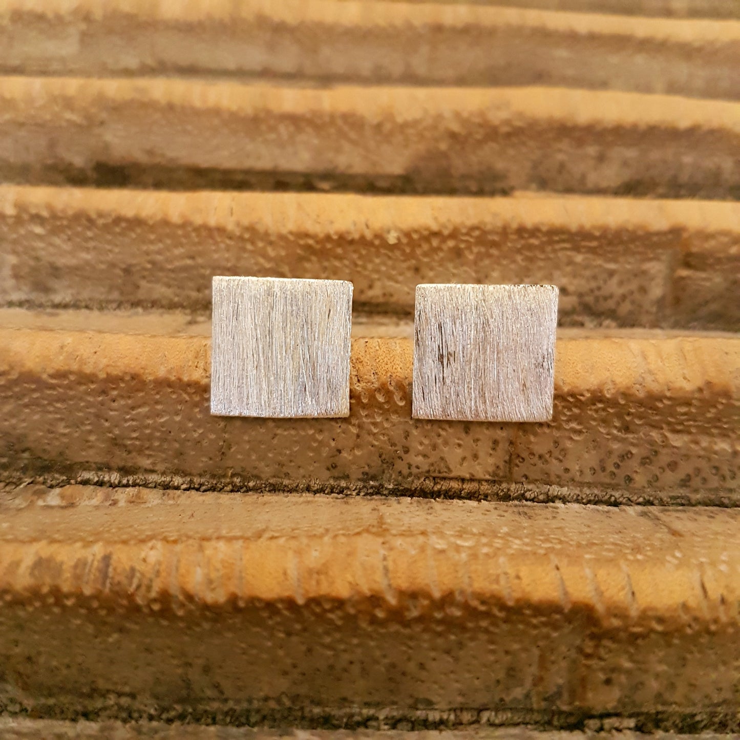 Quadratische Ohrstecker aus mattiertem Sterlingsilber. Durchmesser: 13 mm