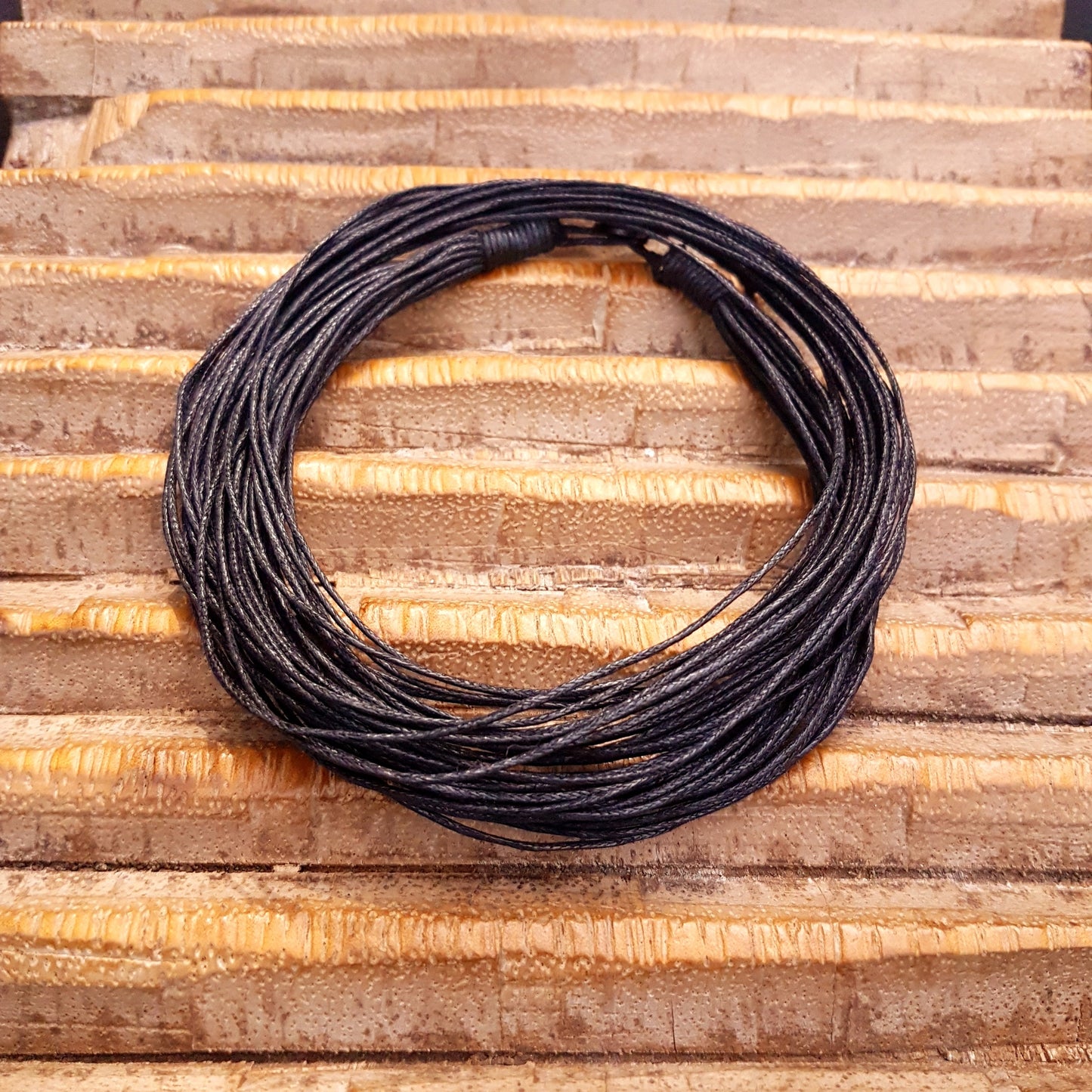 Schwarze mehrreihige Baumwollkette mit Knopf-Verschluss. Länge: 60 cm 20-reihig