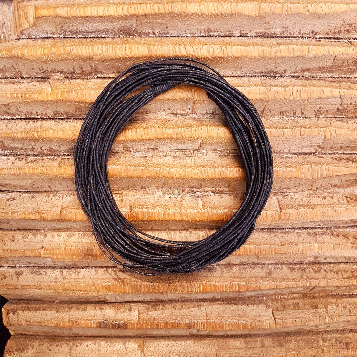 Schwarze mehrreihige Baumwollkette mit Knopf-Verschluss. Länge: 60 cm 20-reihig