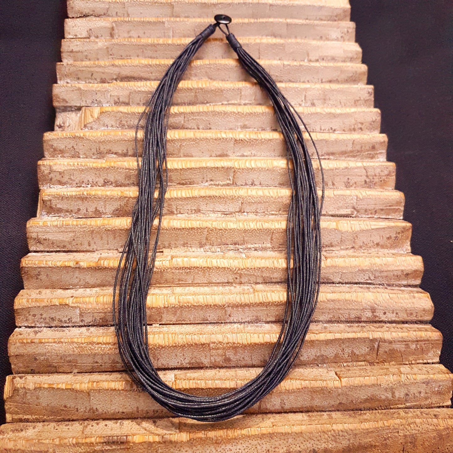 Schwarze mehrreihige Baumwollkette mit Knopf-Verschluss. Länge: 60 cm 20-reihig