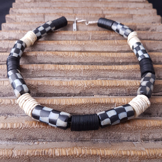 Handgearbeitete Kette mit schwarzweißen karrierten Glasperlen von der Insel Java, weißen Scheiben aus Straußeneierschale und schwarzen afrikanischen Bakelitscheiben mit Silberverschluss