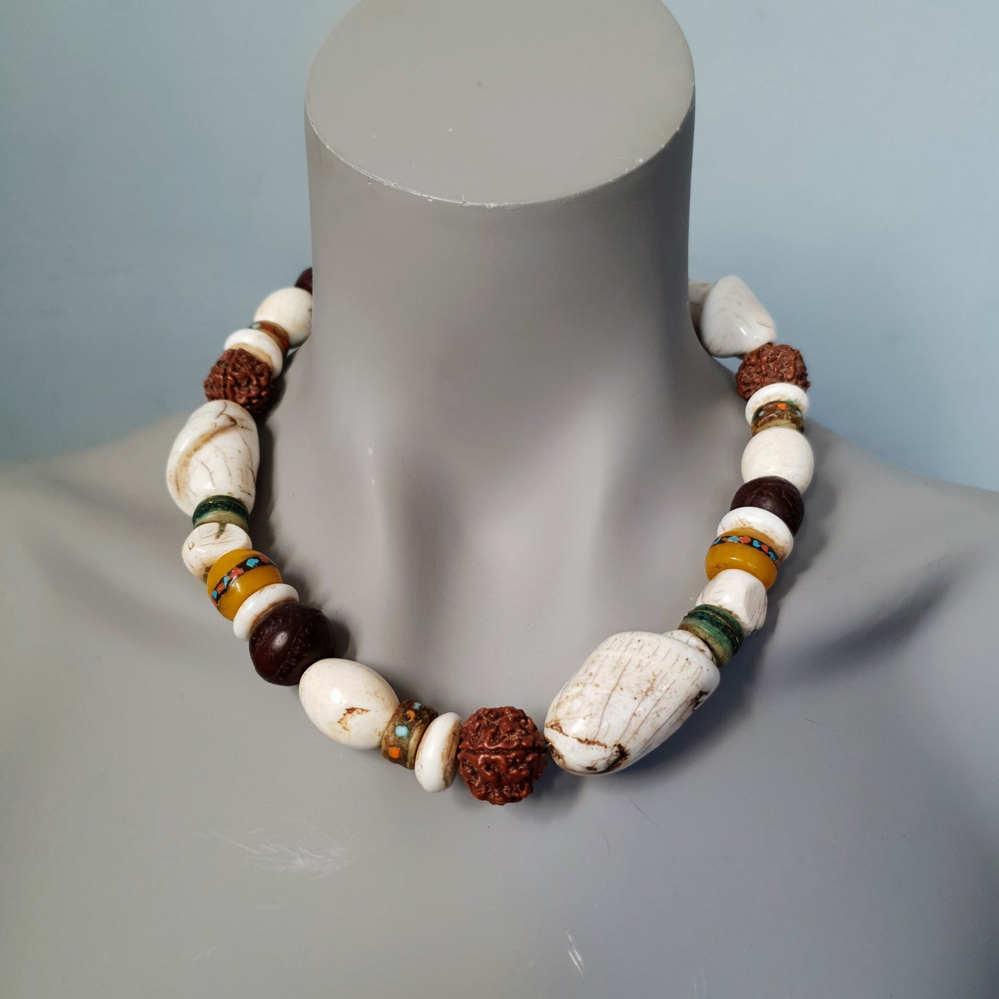 Handgearbeitete Kette mit Rudraksha-Samen und Beinperlen aus nepalesischen Gebets-Malas, nepalesischen Muscheln, gelben Harzperlen aus Indonesien von ambra Schmuck kaufen│Handgefertigt in Deutschland│hochwertig und nachhaltig│einfach schön│Schmuck für jeden Geschmack, für jedes Outfit & für jeden Anlass online kaufen