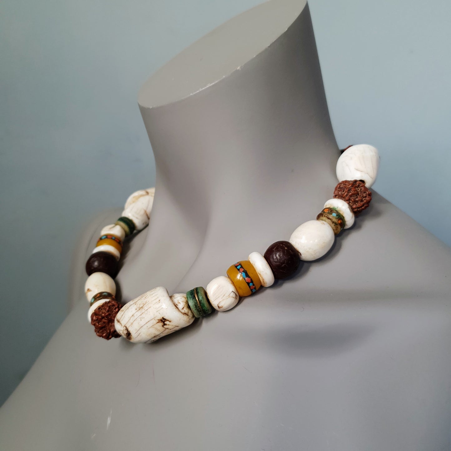 Handgearbeitete Kette mit Rudraksha-Samen und Beinperlen aus nepalesischen Gebets-Malas, nepalesischen Muscheln, gelben Harzperlen aus Indonesien von ambra Schmuck kaufen│Handgefertigt in Deutschland│hochwertig und nachhaltig│einfach schön│Schmuck für jeden Geschmack, für jedes Outfit & für jeden Anlass online kaufen