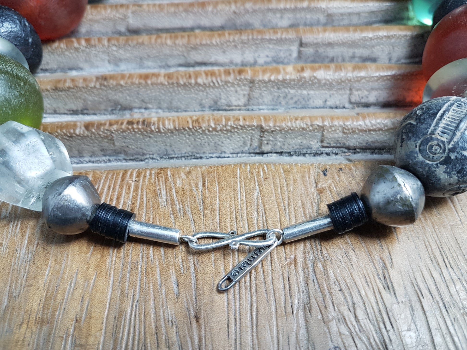 Handgearbeitete Kette mit Glas- und Harzperlen in Grüntönen aus Indonesien, afrikanischen Spinnwirtel-Perlen aus Ton und hohlen Metallperlen der Tuareg mit Silberverschluss