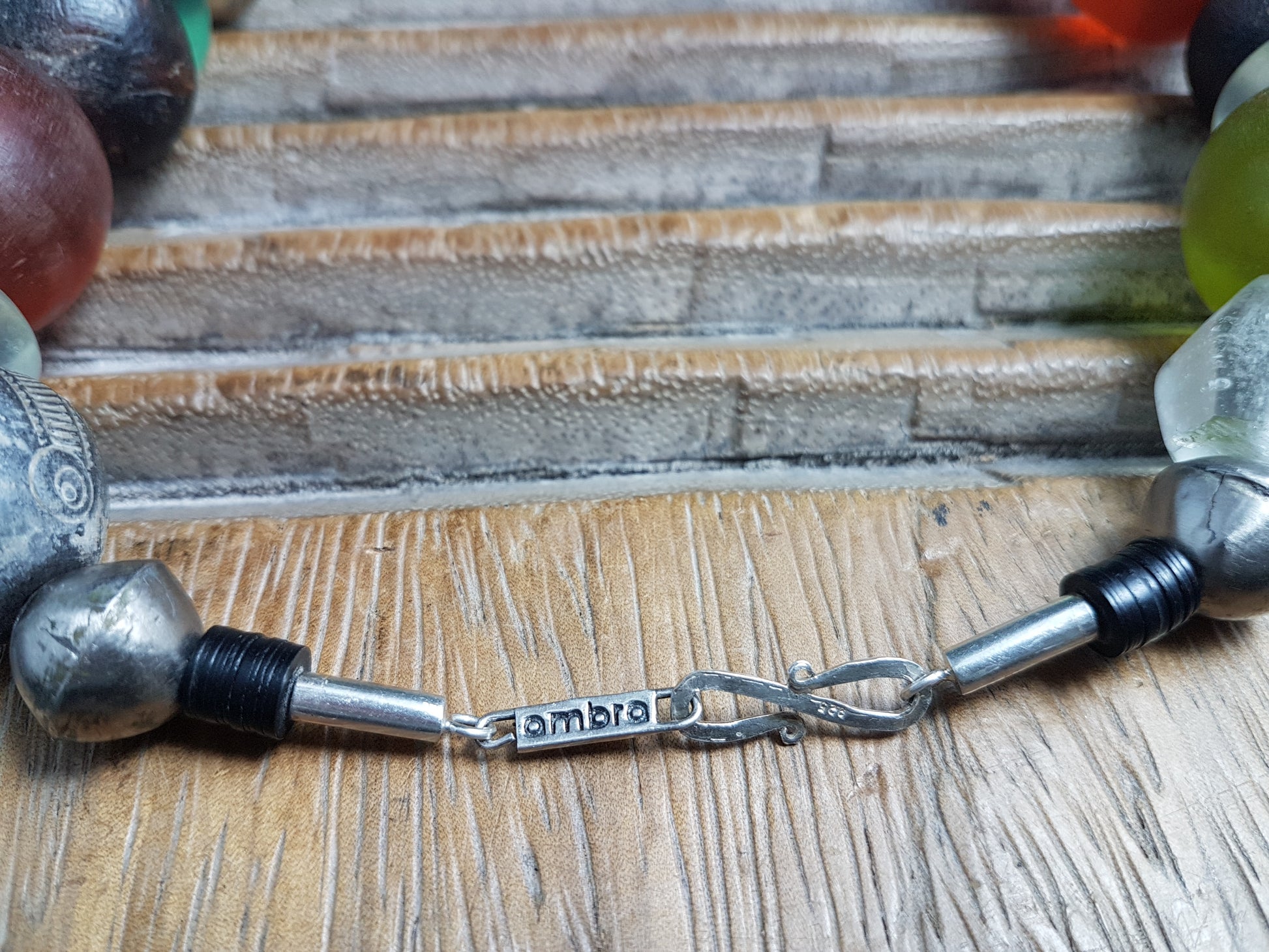 Handgearbeitete Kette mit Glas- und Harzperlen in Grüntönen aus Indonesien, afrikanischen Spinnwirtel-Perlen aus Ton und hohlen Metallperlen der Tuareg mit Silberverschluss
