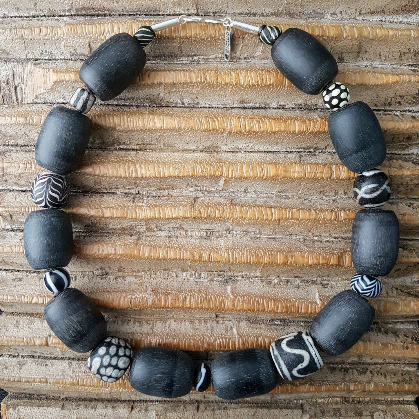 Handgearbeitete Kette mit schwarzweißen Glasperlen von der Insel Java und schwarzen Harzperlen aus Indonesien mit Silberverschluss