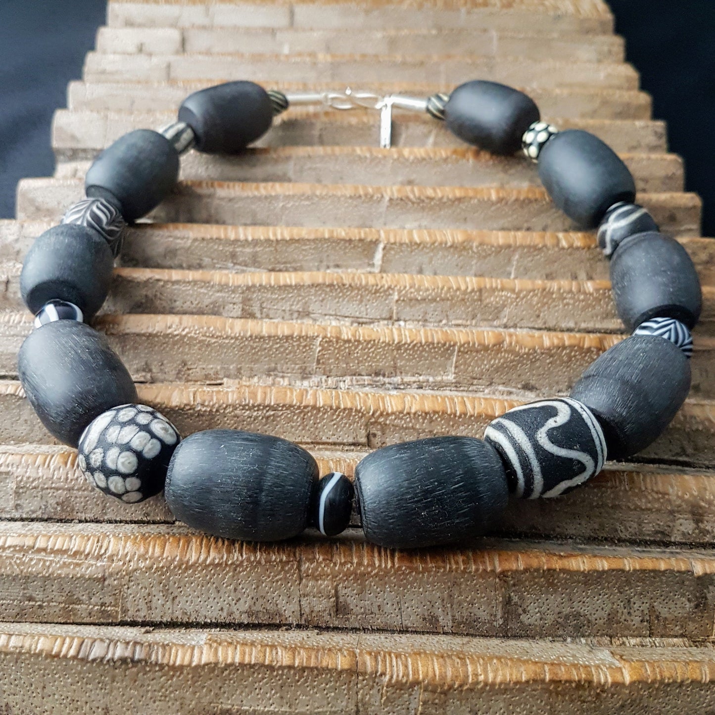Handgearbeitete Kette mit schwarzweißen Glasperlen von der Insel Java und schwarzen Harzperlen aus Indonesien mit Silberverschluss