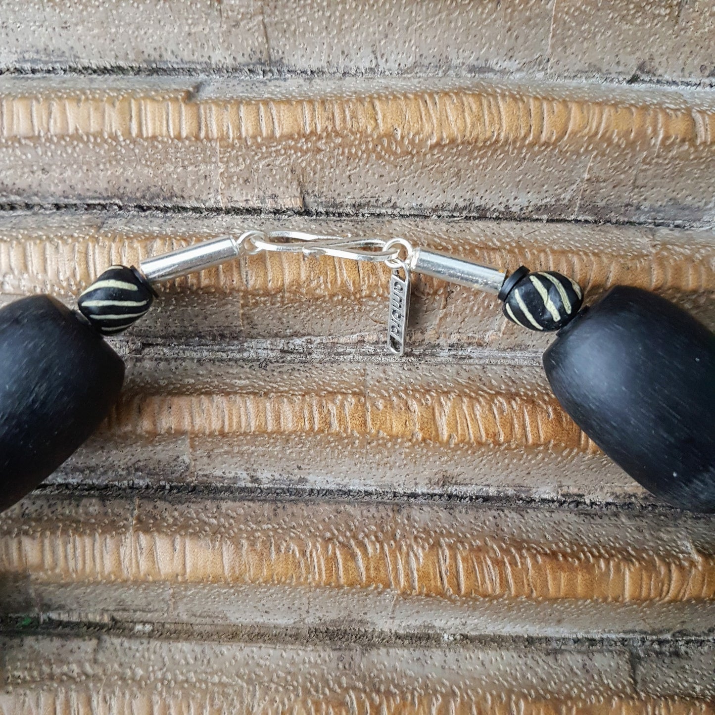 Handgearbeitete Kette mit schwarzweißen Glasperlen von der Insel Java und schwarzen Harzperlen aus Indonesien mit Silberverschluss