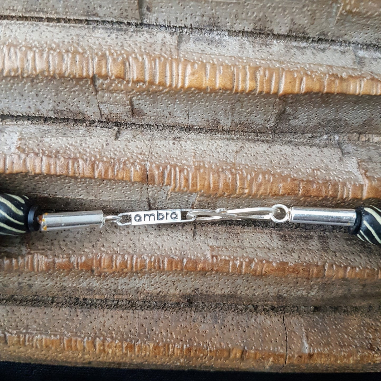Handgearbeitete Kette mit schwarzweißen Glasperlen von der Insel Java und schwarzen Harzperlen aus Indonesien mit Silberverschluss