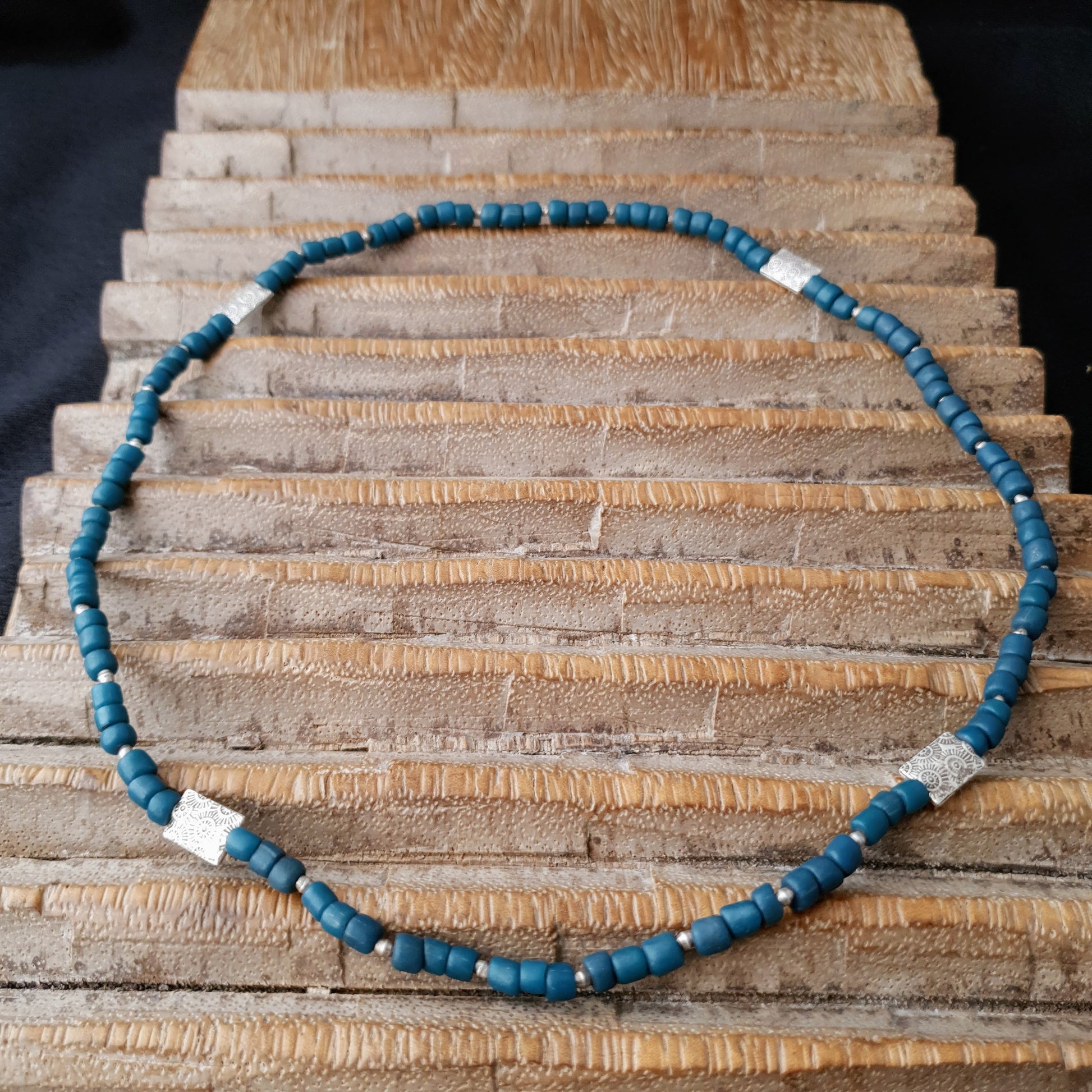 Handgearbeitete Kette/ dreireihiges Armband mit petrolfabenen Glasperlen von der Insel Java und gehämmerten burmesischen Silberperlen auf Gummiband