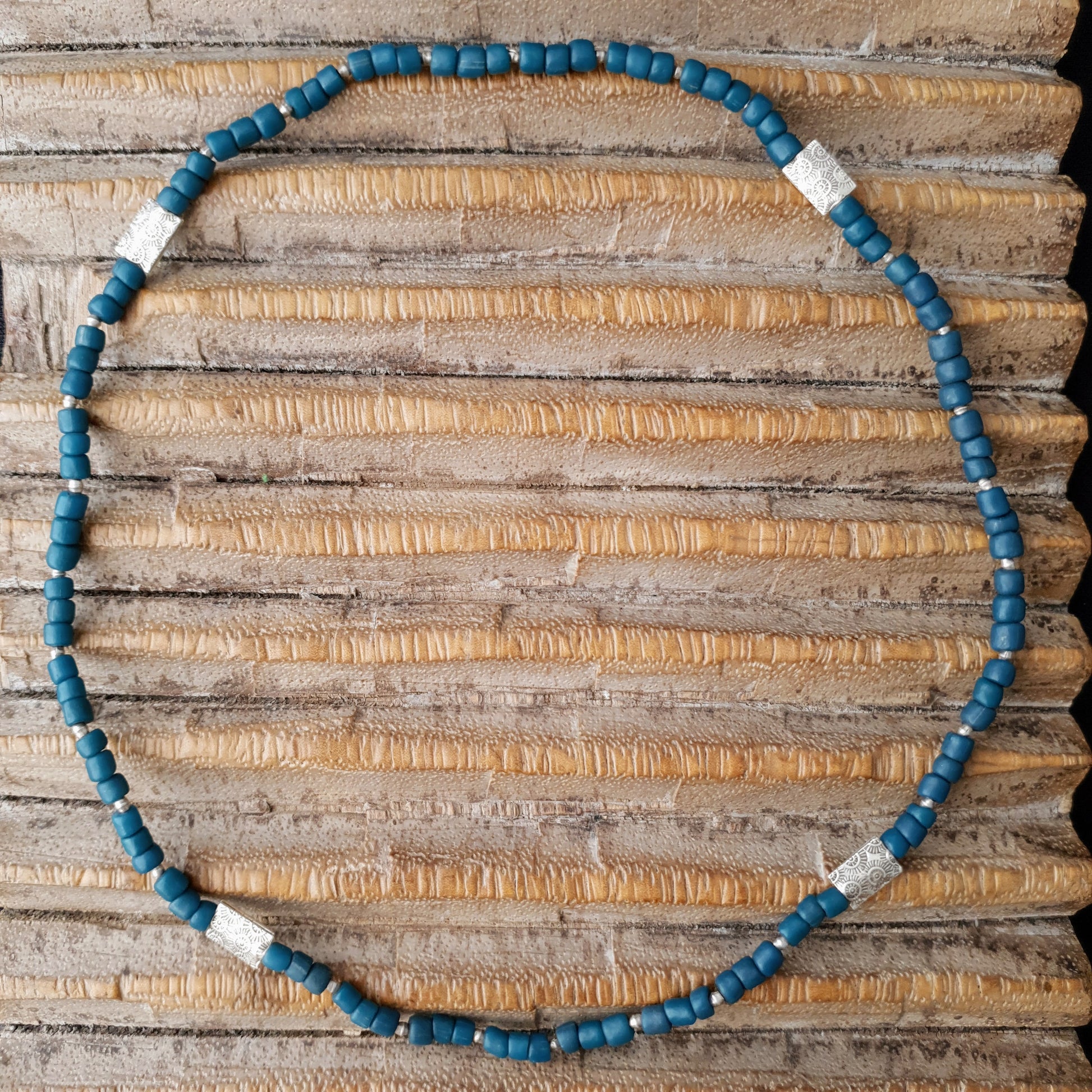 Handgearbeitete Kette/ dreireihiges Armband mit petrolfabenen Glasperlen von der Insel Java und gehämmerten burmesischen Silberperlen auf Gummiband