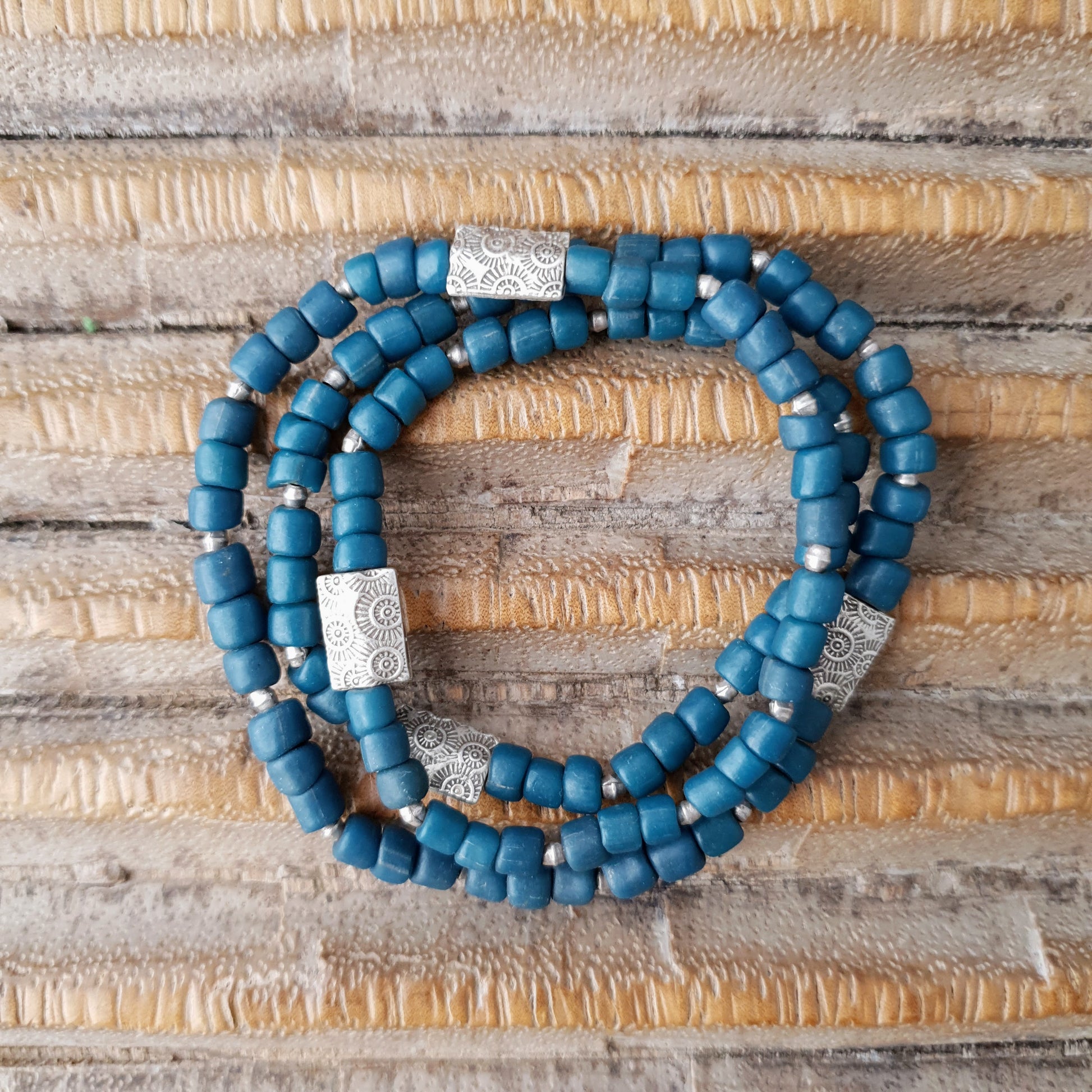 Handgearbeitete Kette/ dreireihiges Armband mit petrolfabenen Glasperlen von der Insel Java und gehämmerten burmesischen Silberperlen auf Gummiband