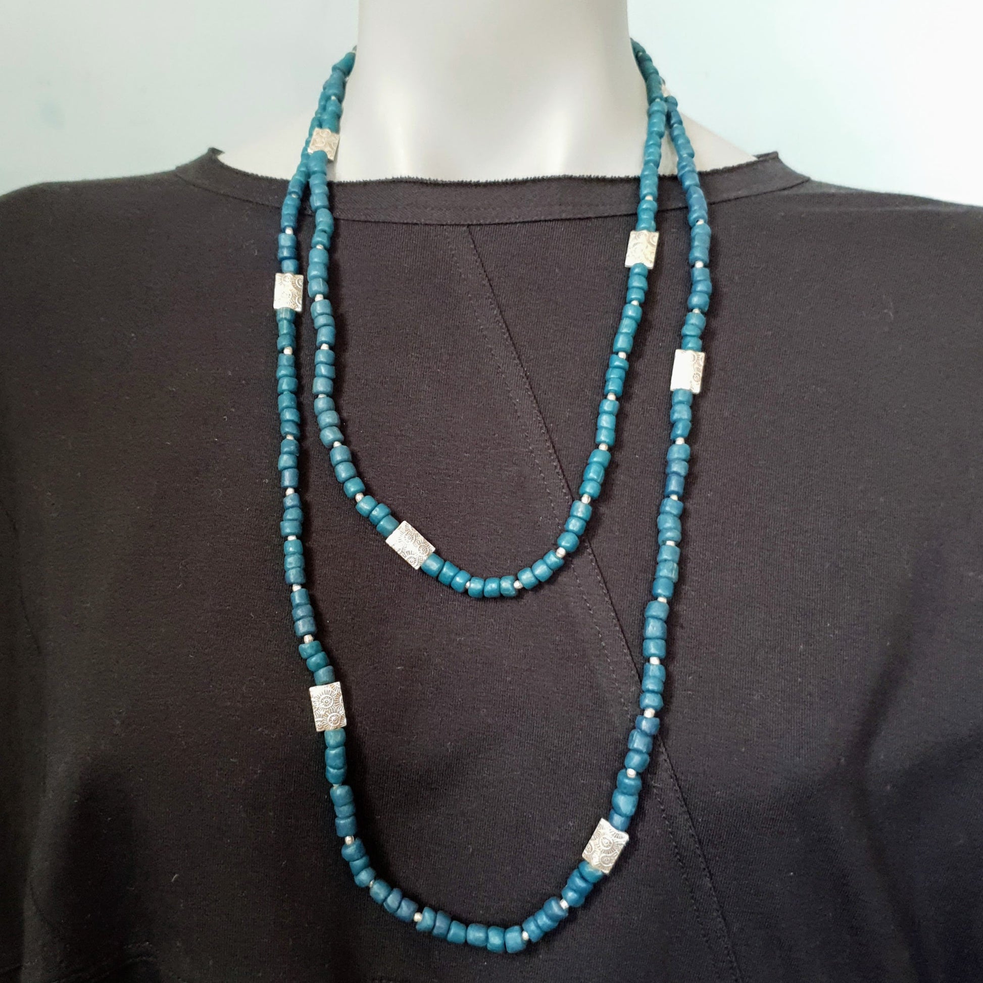 Handgearbeitete Kette/ dreireihiges Armband mit petrolfabenen Glasperlen von der Insel Java und gehämmerten burmesischen Silberperlen auf Gummiband