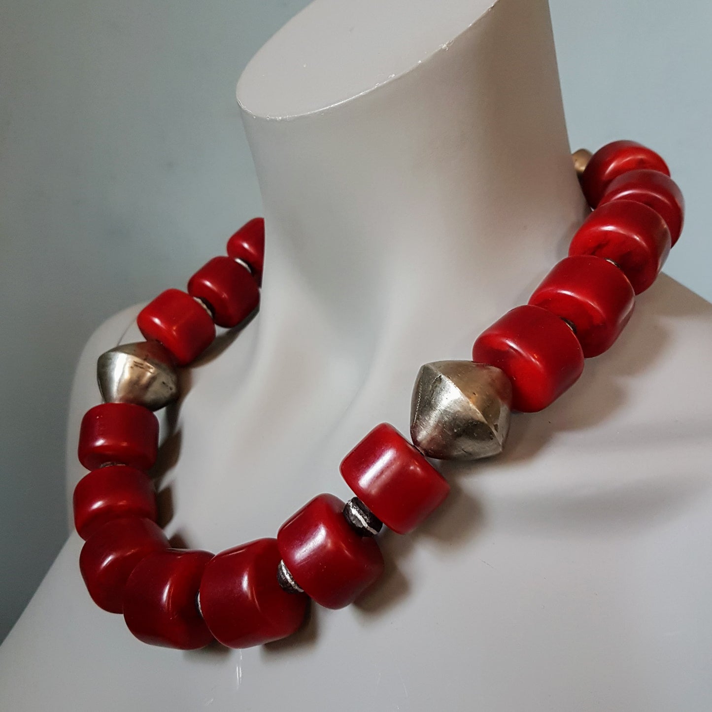 Handgearbeitete Kette knallroten Harzperlen aus Indonesien, Ebenholzperlen mit Metallintarsien und hohlen Metallperlen der Tuareg mit Silberverschluss