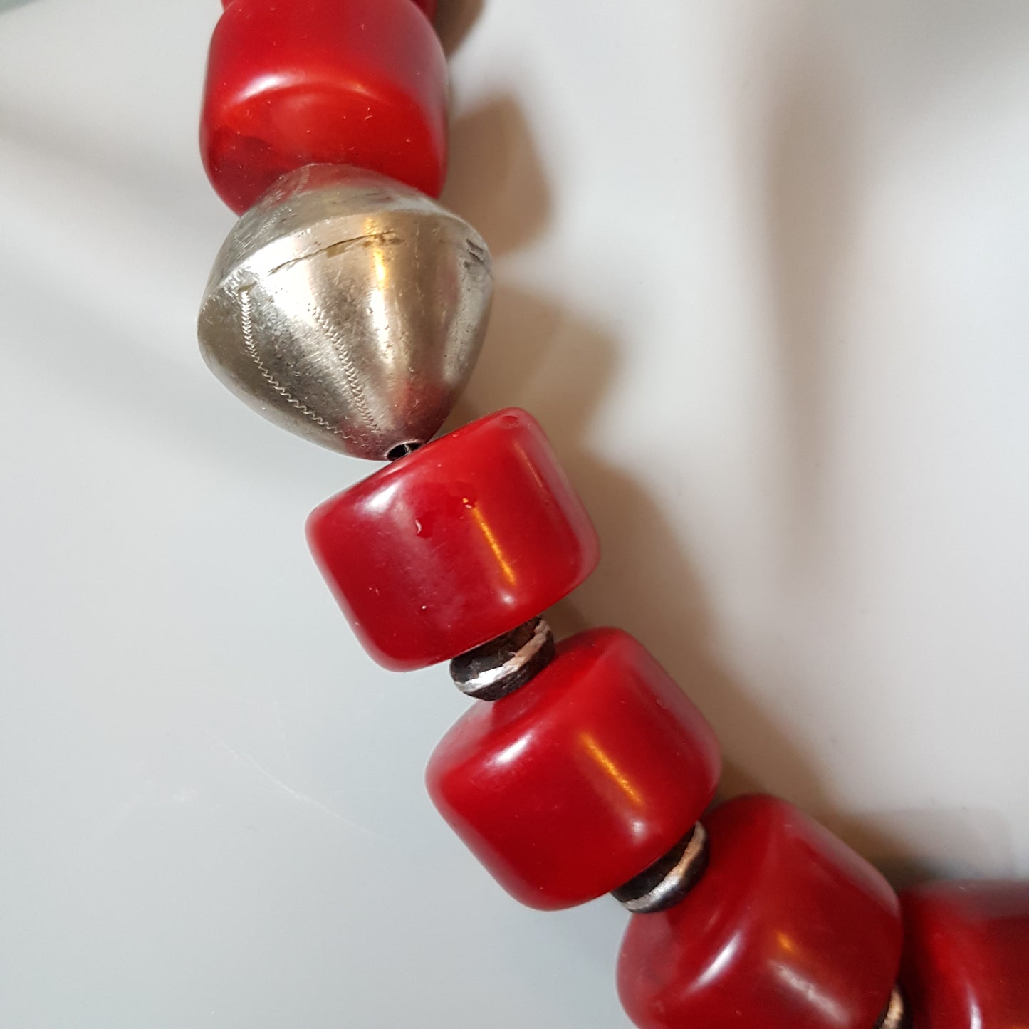 Handgearbeitete Kette knallroten Harzperlen aus Indonesien, Ebenholzperlen mit Metallintarsien und hohlen Metallperlen der Tuareg mit Silberverschluss