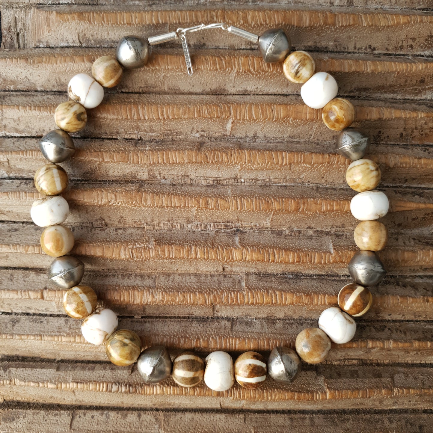 Handgearbeitete Kette mit nepalesischen Muscheln, versteinertem Holz und hohlen Metallperlen der Tuareg mit Silberverschluss