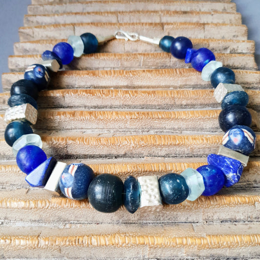 Handgearbeitete Halskette mit verschiedenen Glasperlen von der Insel Java und aus Afrika in Blau- und Türkistönen, blauen Lapislazulisteinen und eckigen gehämmerten Silberperlen aus Burma mit Silberverschluss von ambra Schmuck. Halskette│Glas│Lapislazuli│Burmasilber Glas (Java)/ Lapis/ Silber (Burma)