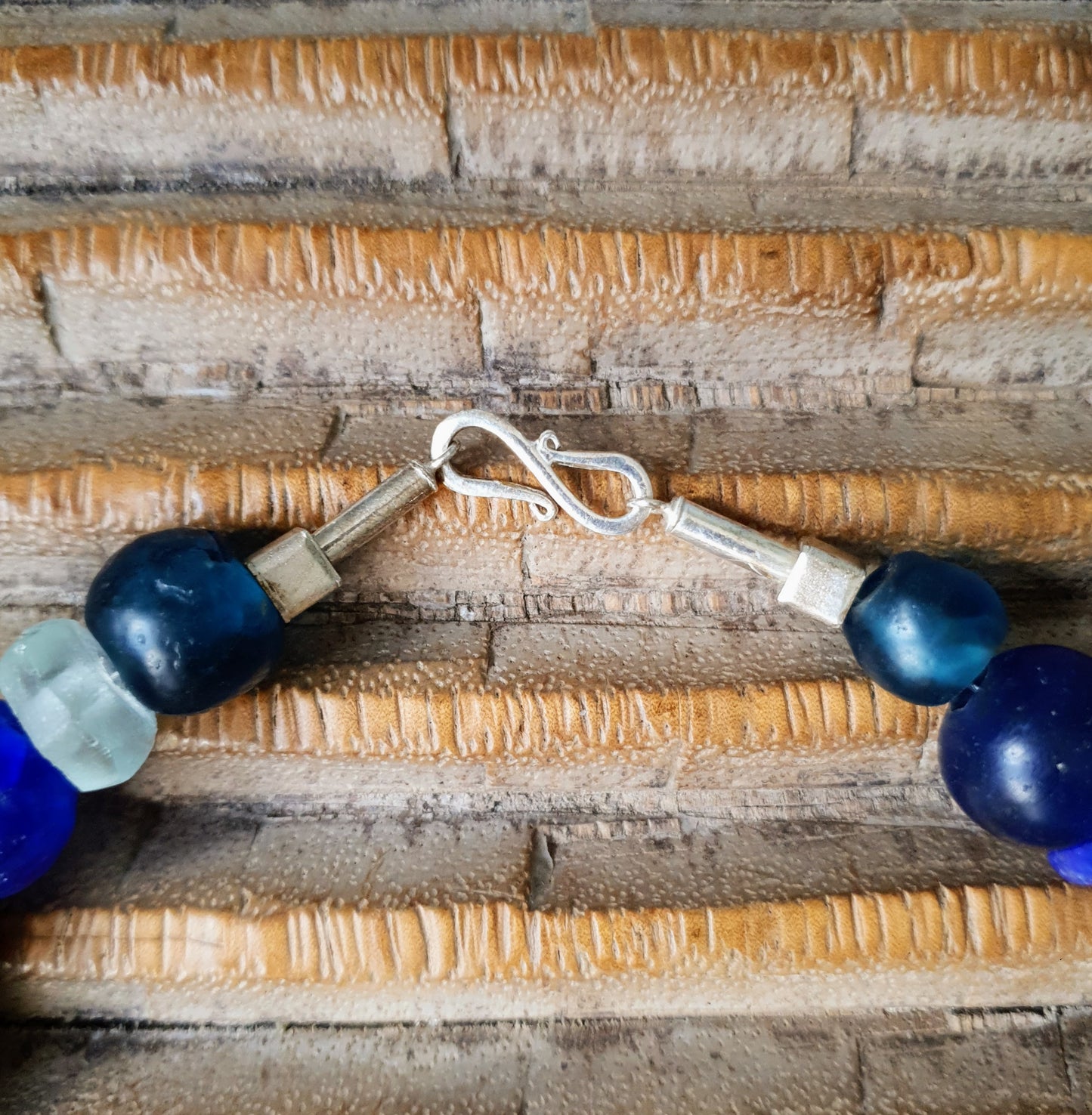 Handgearbeitete Halskette mit verschiedenen Glasperlen von der Insel Java und aus Afrika in Blau- und Türkistönen, blauen Lapislazulisteinen und eckigen gehämmerten Silberperlen aus Burma mit Silberverschluss von ambra Schmuck. Halskette│Glas│Lapislazuli│Burmasilber Glas (Java)/ Lapis/ Silber (Burma)