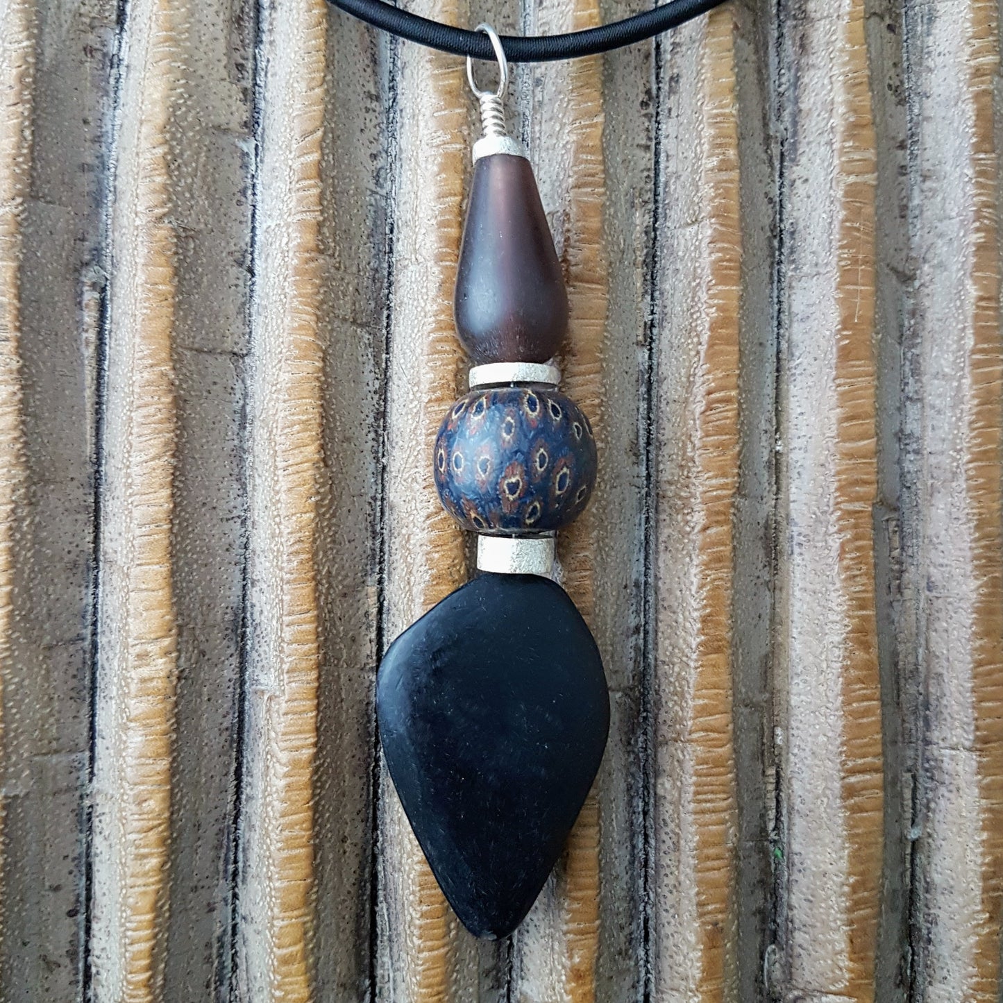 Handgearbeiteter Anhänger mit javanischen Mosaikperle aus Glas, Harzelementen aus Indonesien und mattiertem Silber auf Silberdraht