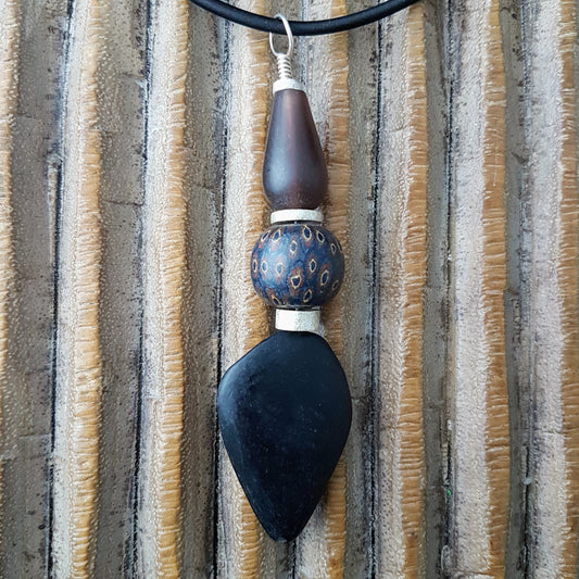 Handgearbeiteter Anhänger mit javanischen Mosaikperle aus Glas, Harzelementen aus Indonesien und mattiertem Silber auf Silberdraht