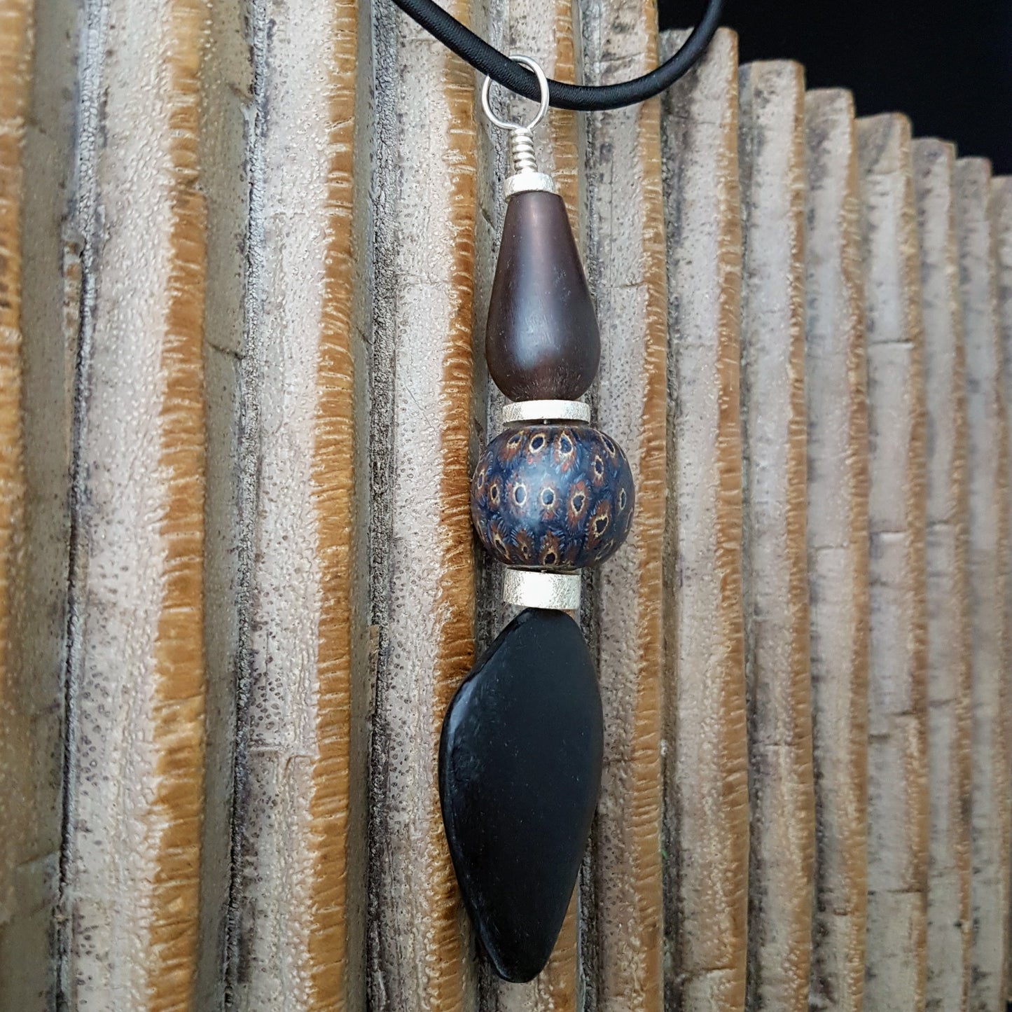 Handgearbeiteter Anhänger mit javanischen Mosaikperle aus Glas, Harzelementen aus Indonesien und mattiertem Silber auf Silberdraht