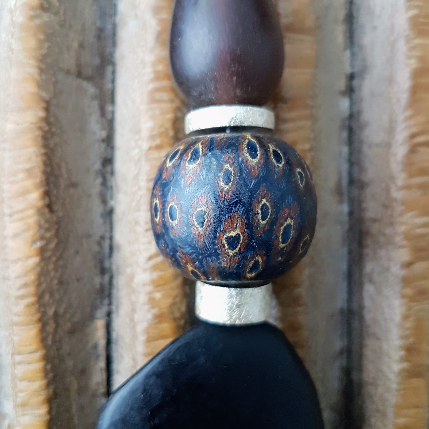 Handgearbeiteter Anhänger mit javanischen Mosaikperle aus Glas, Harzelementen aus Indonesien und mattiertem Silber auf Silberdraht